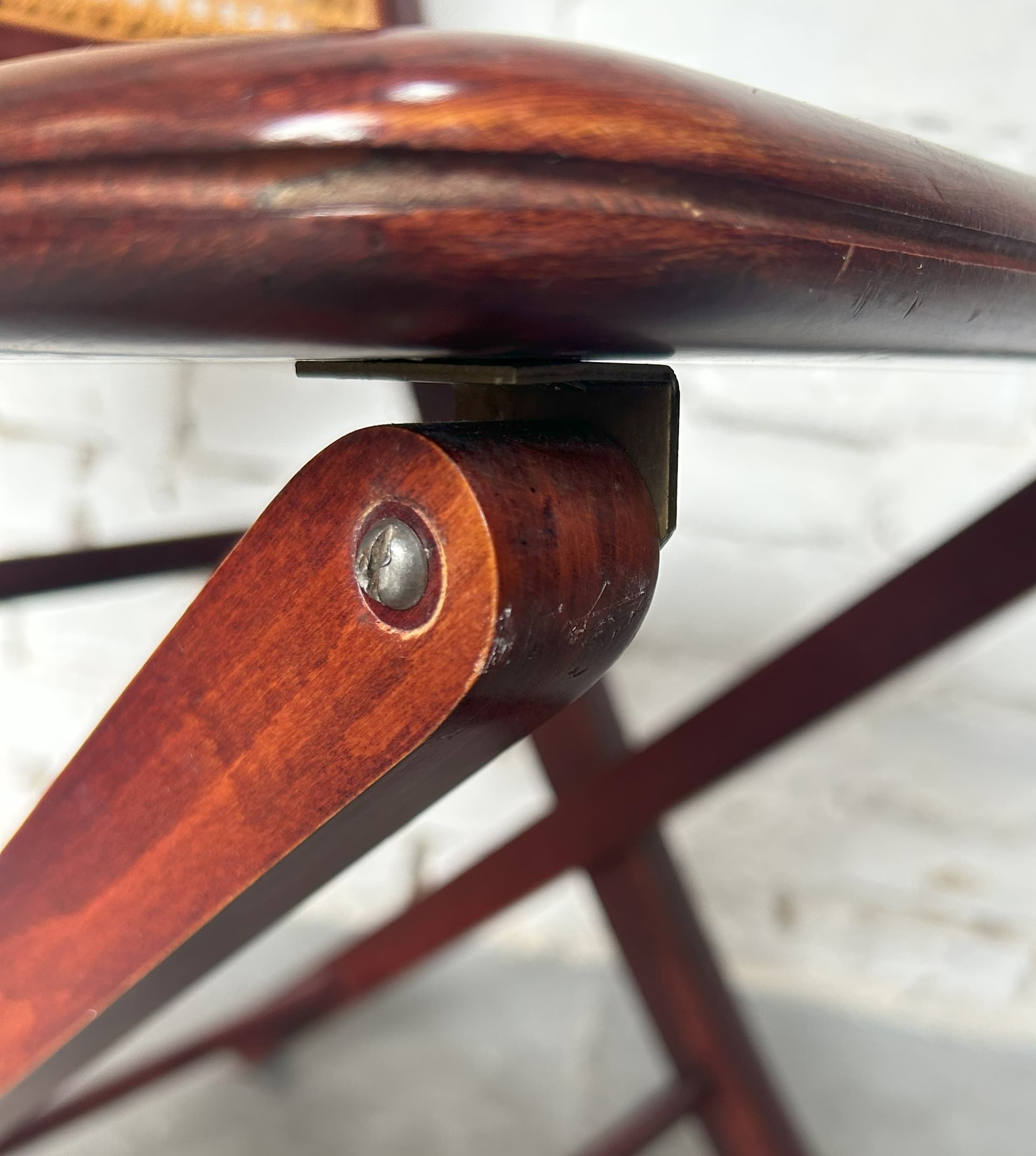 Para krzeseł, drewno ciemnobrązowe, rattan miodowy, lata 70. - 73589