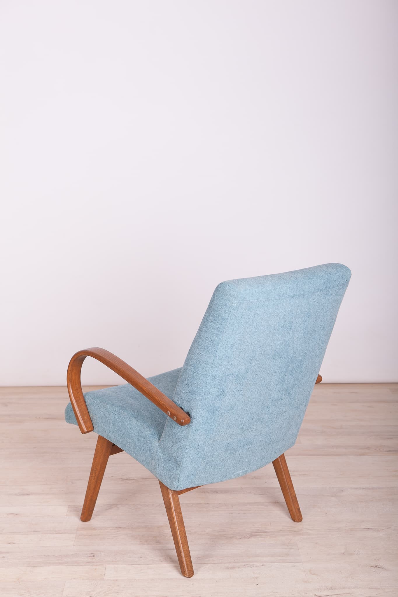 Para foteli Model 53, buk, tkanina błękitna, proj. J. Šmidek, TON, Czechosłowacja, lata 60. - 73713