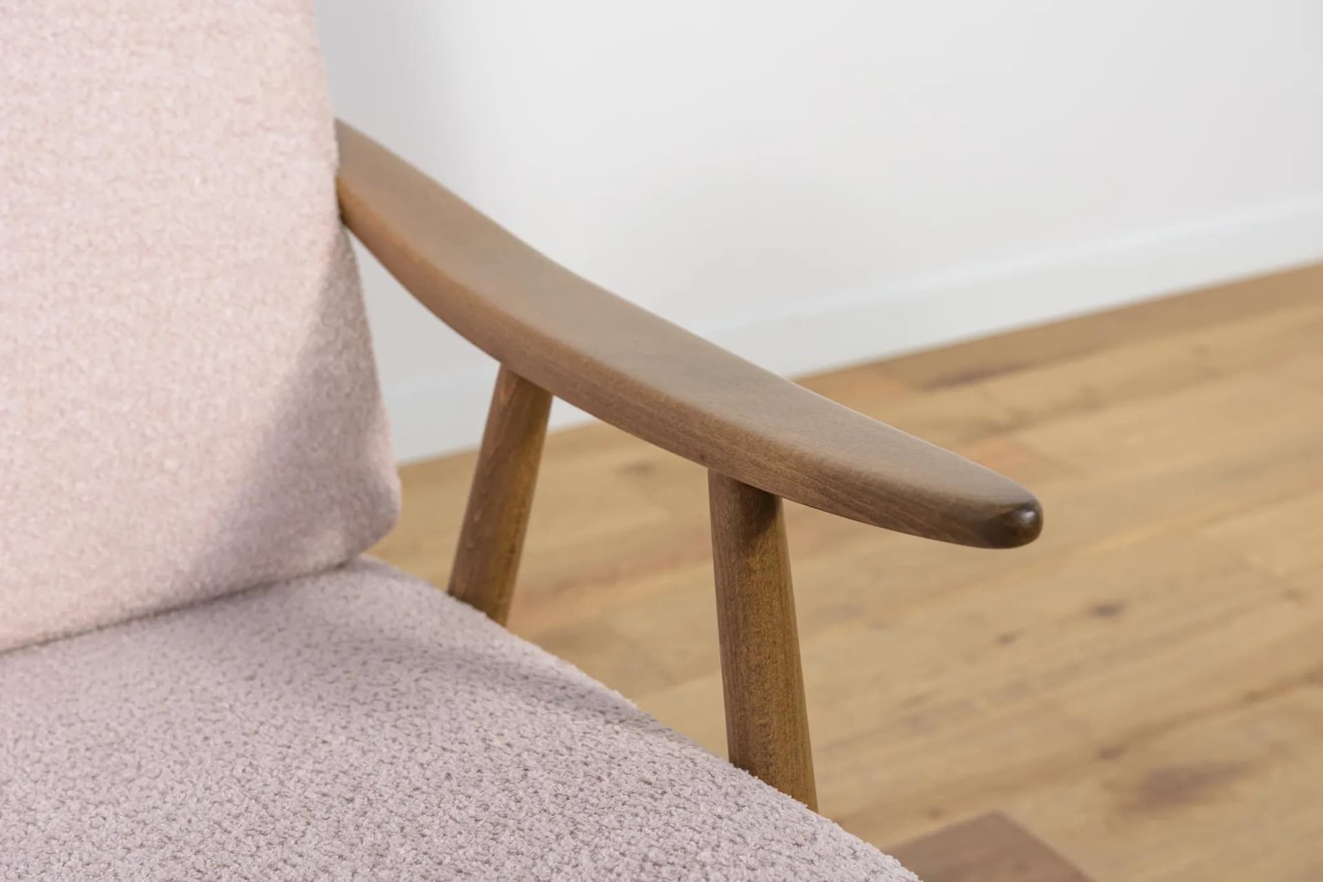 Fotel, buk brązowy, boucle różowy, TON, Czechosłowacja, lata 60. - 73674