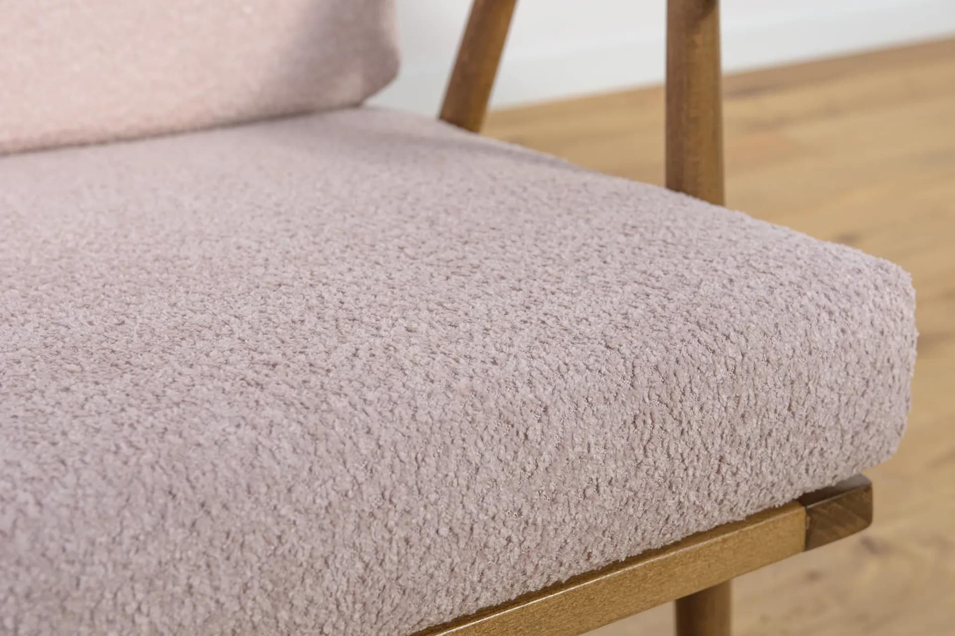 Fotel, buk brązowy, boucle różowy, TON, Czechosłowacja, lata 60. - 73675