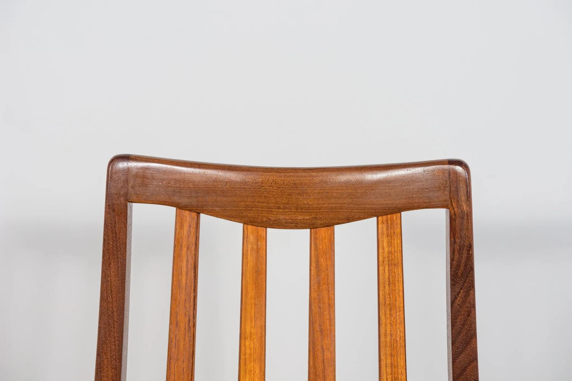 Komplet sześciu krzeseł i dwóch foteli, teak brązowy, skóra czarna, proj. L. Dandy, G-Plan, Wielka Brytania, lata 60. - 75101