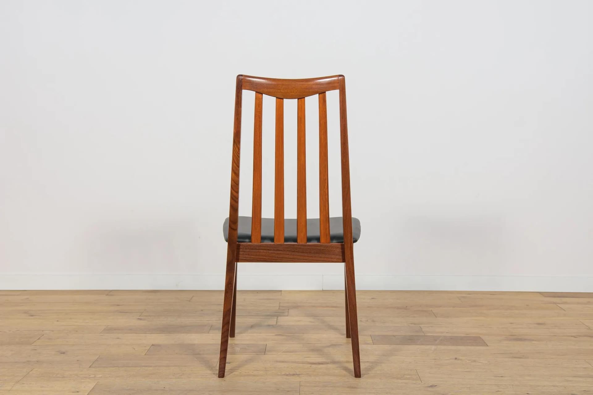 Komplet sześciu krzeseł i dwóch foteli, teak brązowy, skóra czarna, proj. L. Dandy, G-Plan, Wielka Brytania, lata 60. - 75098