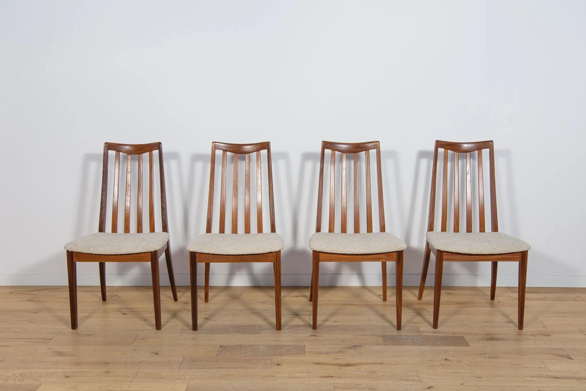 Komplet czterech krzeseł, teak jasnobrązowy, boucle kremowy, proj. L. Dandy, G-Plan, Wielka Brytania, lata 60. - 75049