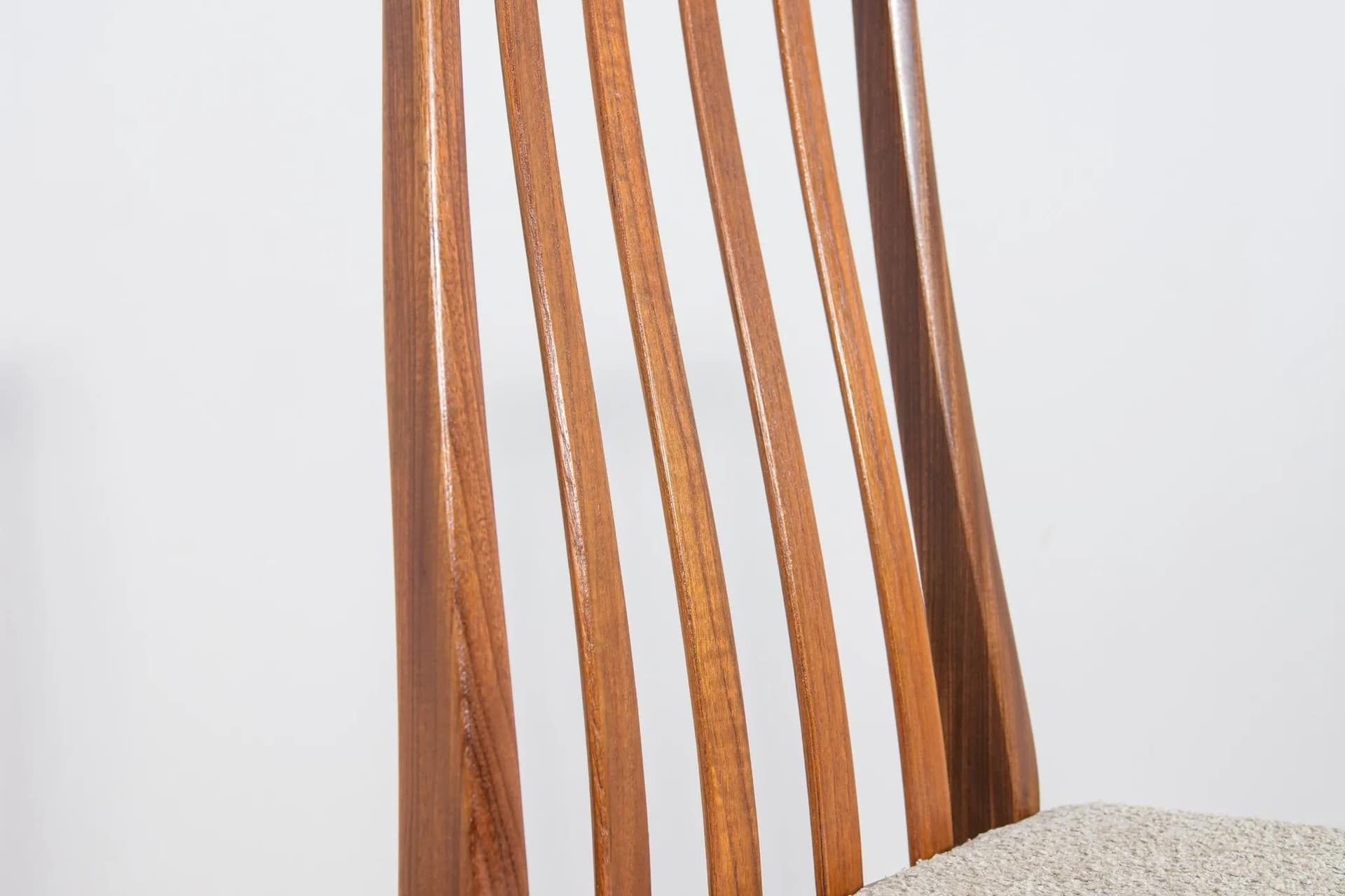 Komplet czterech krzeseł, teak jasnobrązowy, boucle kremowy, proj. L. Dandy, G-Plan, Wielka Brytania, lata 60. - 75053