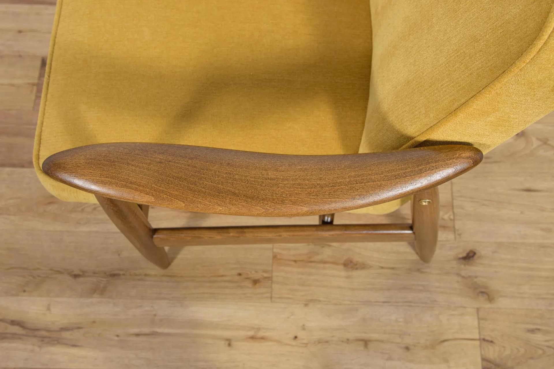 Fotel GFM-87, drewno brązowe, tkanina żółta, proj. J. Kędziorek, Polska, lata 70. - 75044