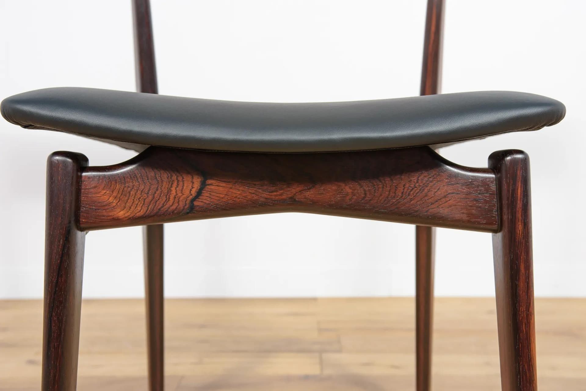 Komplet czterech krzeseł, palisander ciemnobrązowy, skóra naturalna czarna, proj. H. P. Hansen, Dania, lata 60. - 74988