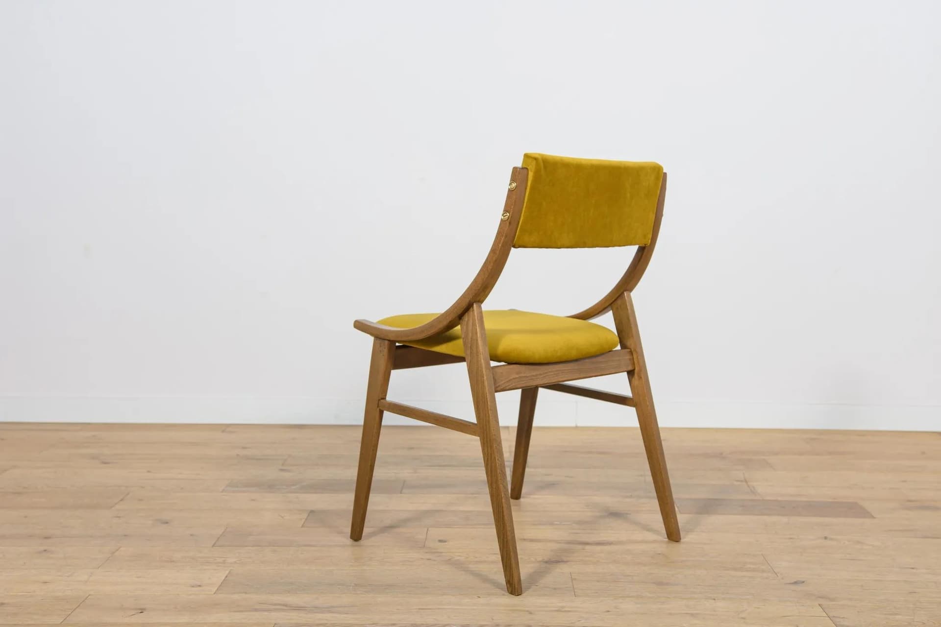 Komplet czterech krzeseł Skoczek, orzech, velvet musztardowy, Zamojskie Fabryki Mebli, Polska, lata 70. - 74951