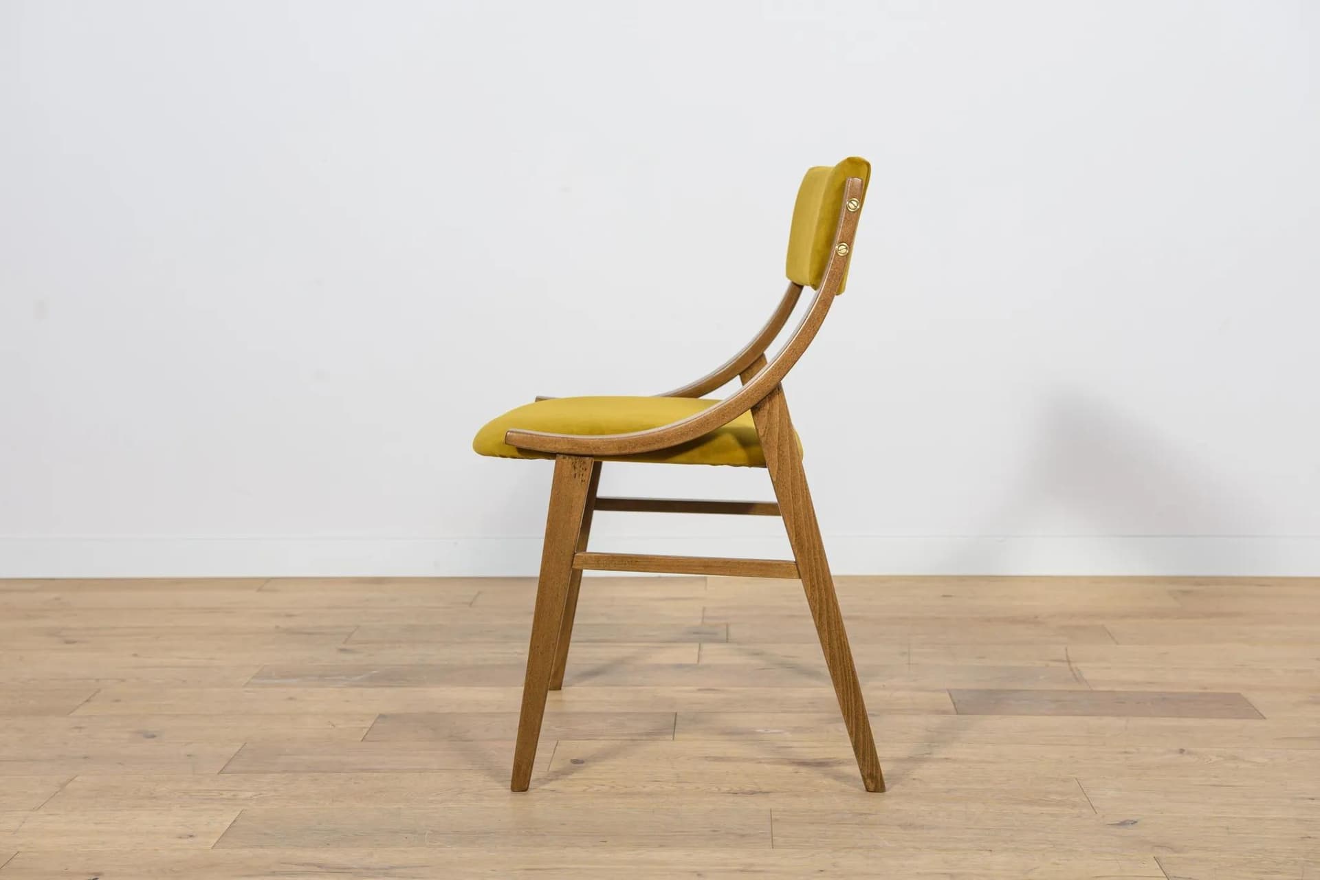 Komplet czterech krzeseł Skoczek, orzech, velvet musztardowy, Zamojskie Fabryki Mebli, Polska, lata 70. - 74957