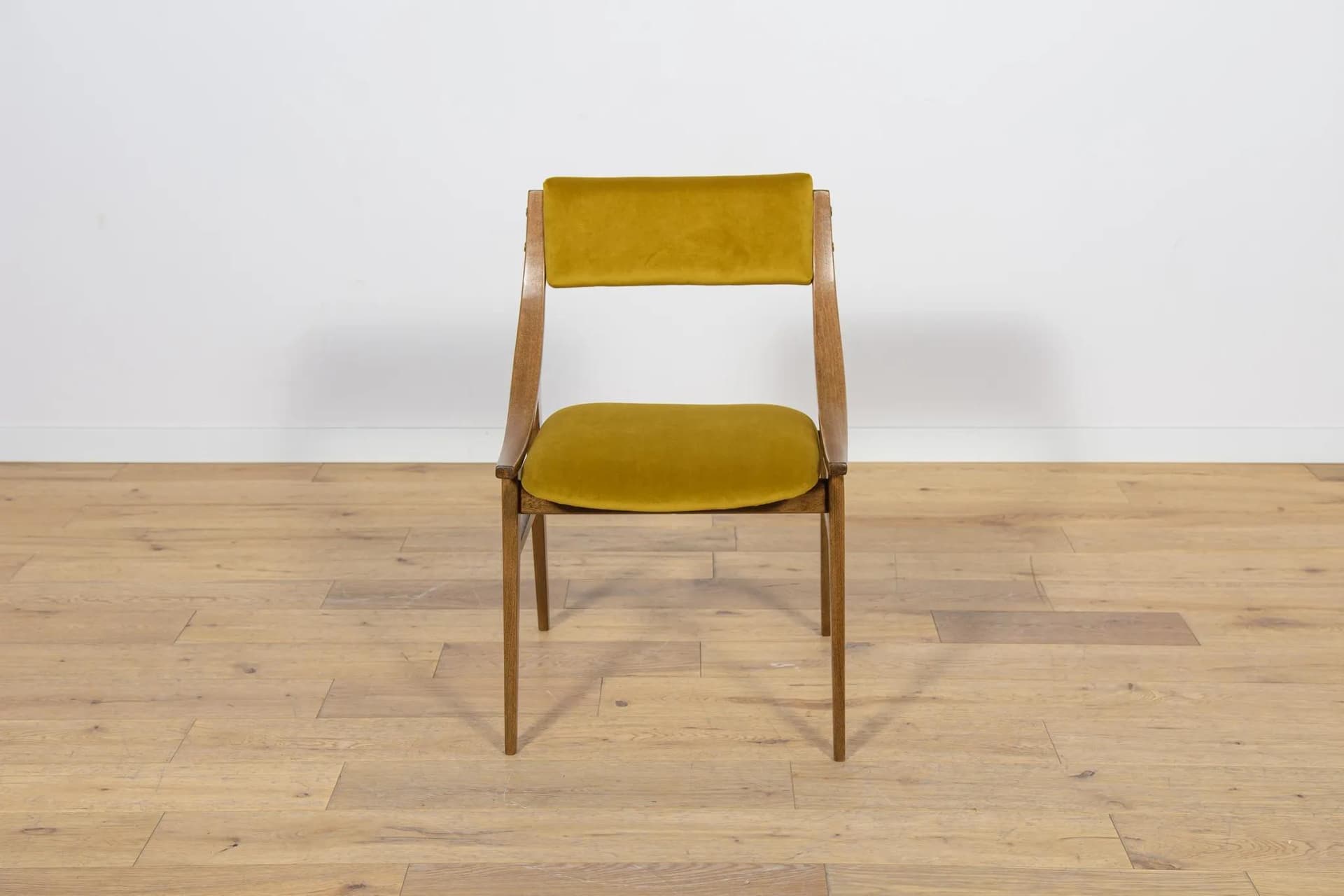Komplet czterech krzeseł Skoczek, orzech, velvet musztardowy, Zamojskie Fabryki Mebli, Polska, lata 70. - 74953