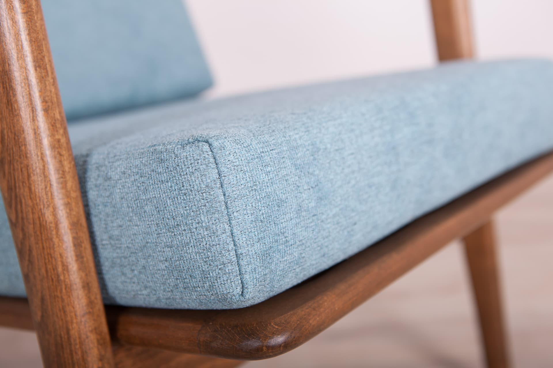 Para foteli 300-139, buk orzechowy, tkanina niebieska, Swarzędzka Fabryka Mebli, Polska, lata 60. - 74941