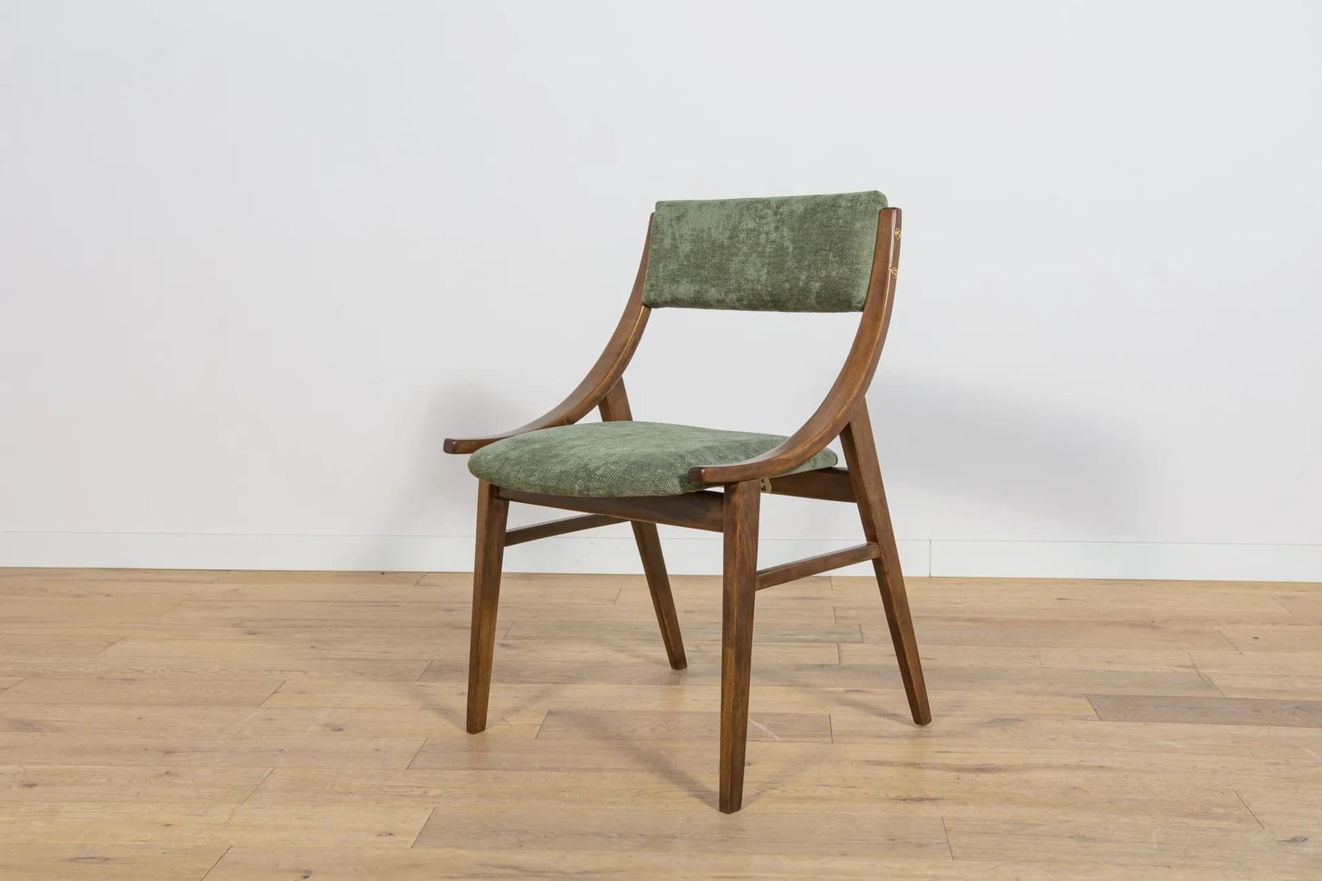 Komplet sześciu krzeseł Skoczek, orzech ciemny, tkanina zielona, proj. J. Kędziorek, Zamojska Fabryka Mebli, Polska, lata 70. - 74937