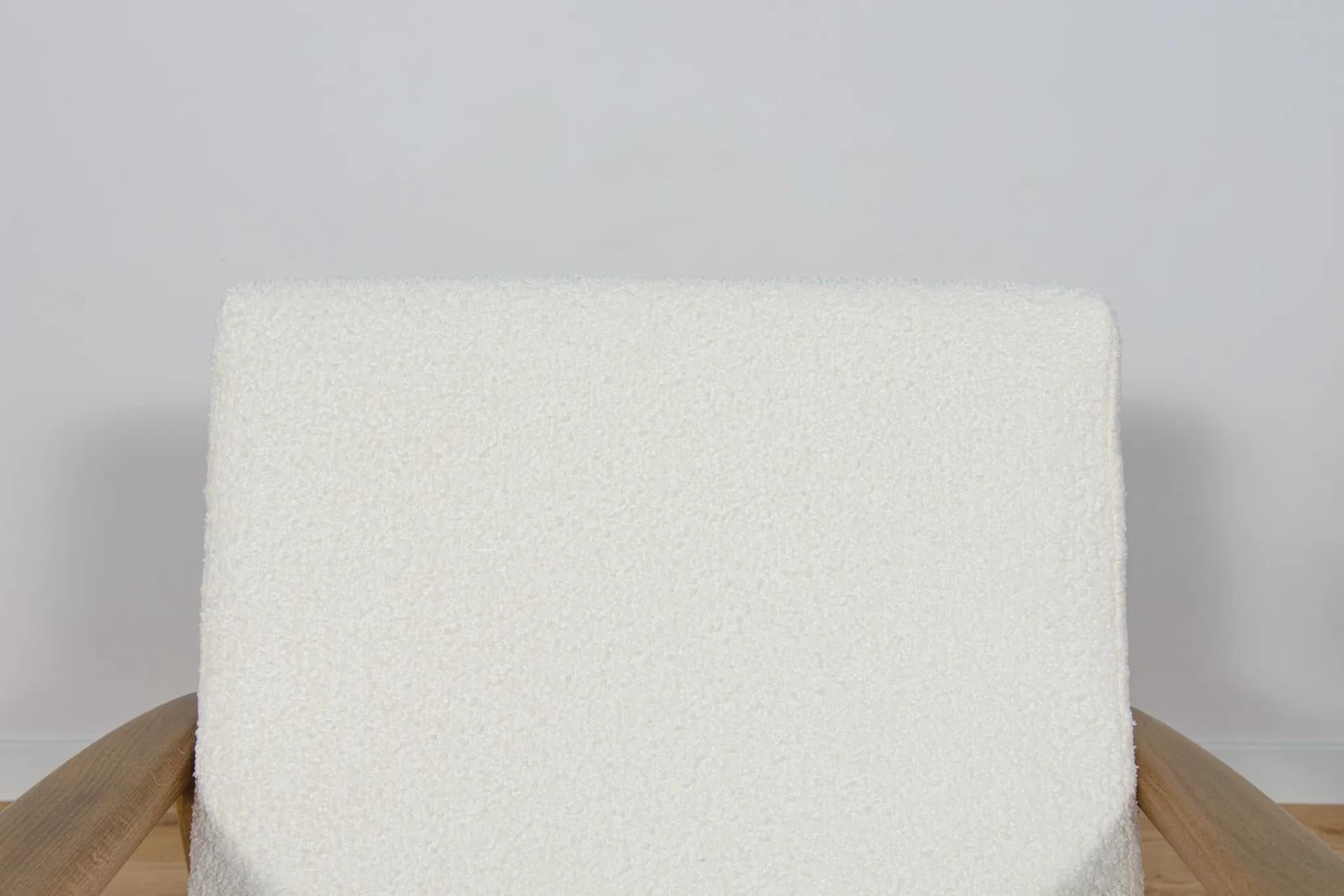 Fotel 300-139, bouclé biały, buk brązowy, Swarzędzka Fabryka Mebli, Polska, lata 60. - 74905