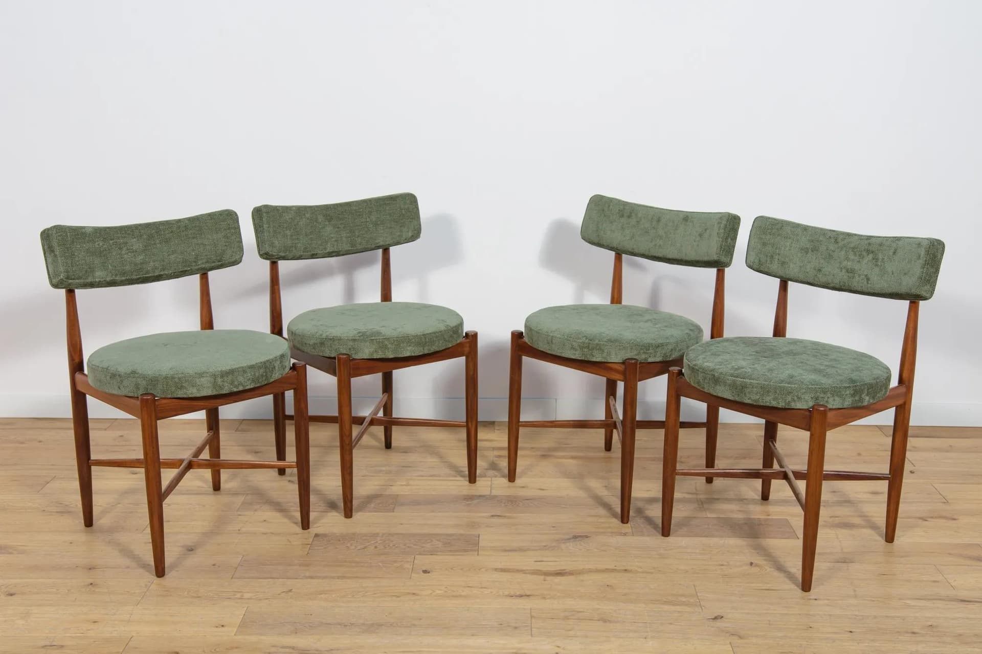 Komplet czterech krzeseł, teak, zieleń, proj. I. Kofod-Larsen, dla G-Plan, Wielka Brytania, lata 60. - 74834