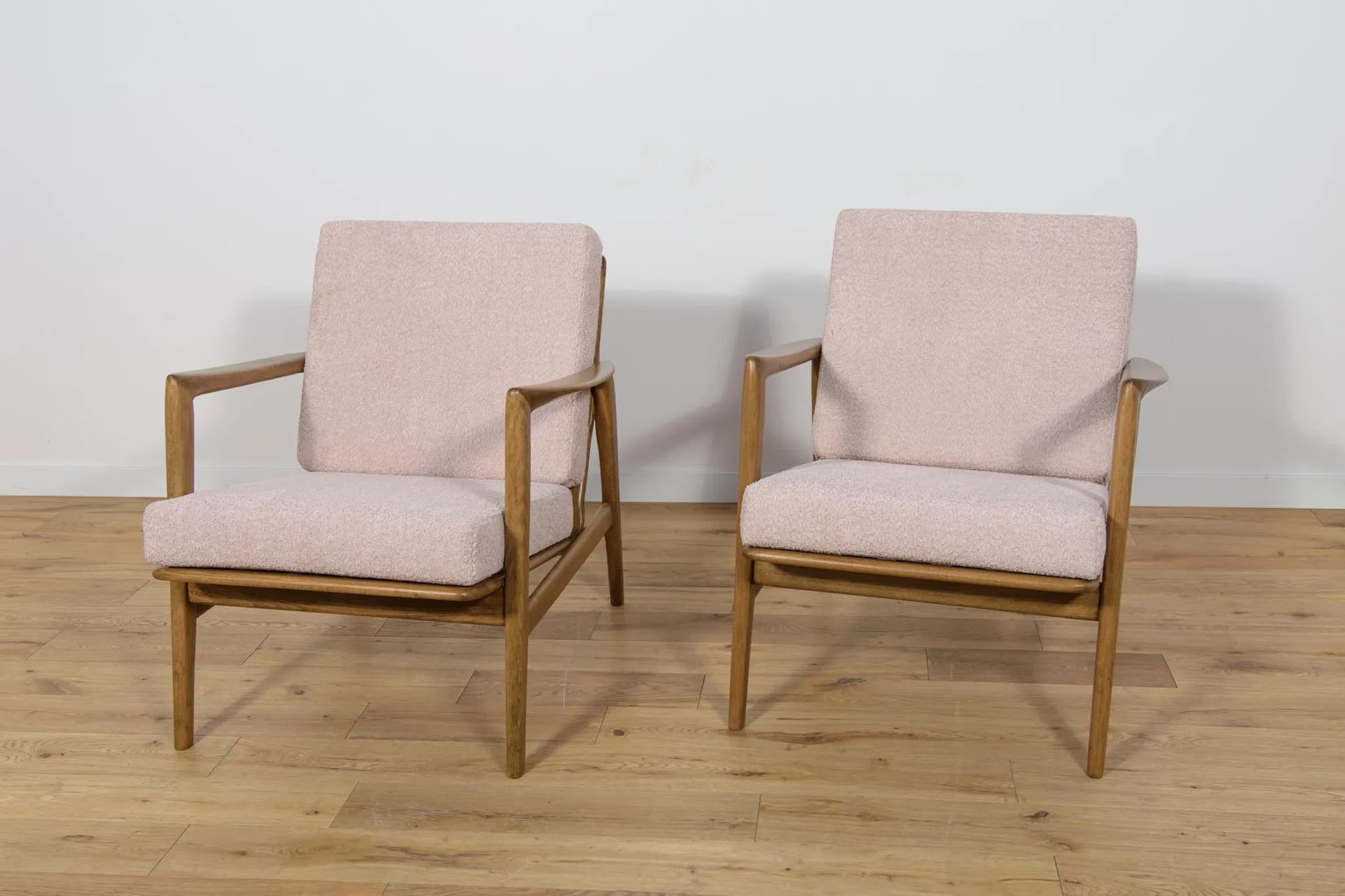 Pair of armchairs 300-139, pink boucle, brown beech, Swarzędzka Fabryka Mebli, Poland, 1960s. - 74670