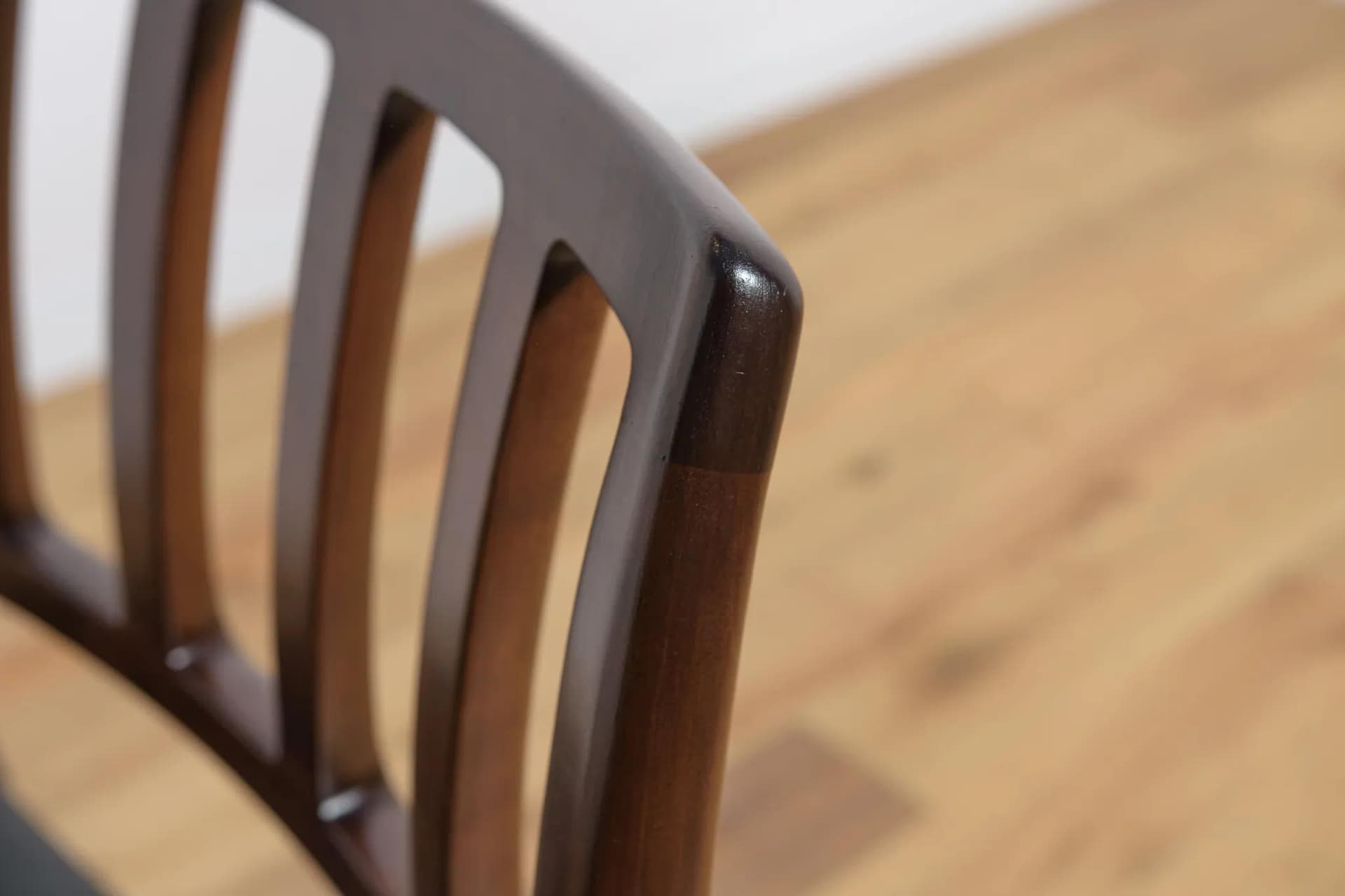 Komplet sześciu krzeseł Model 83, teak brązowy, skóra czarna, proj. N. O. Møller, J.L. Møllers Møbelfabrik, Dania, lata 60. - 74656