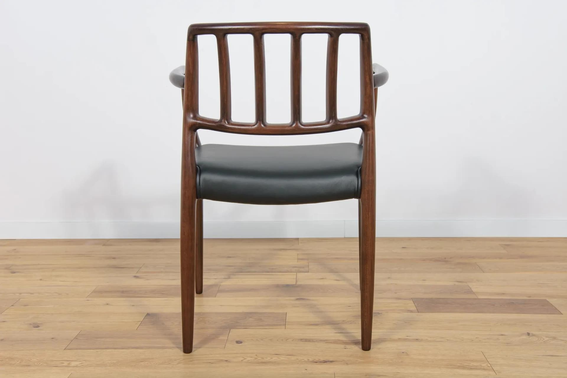 Komplet sześciu krzeseł Model 83, teak brązowy, skóra czarna, proj. N. O. Møller, J.L. Møllers Møbelfabrik, Dania, lata 60. - 74654