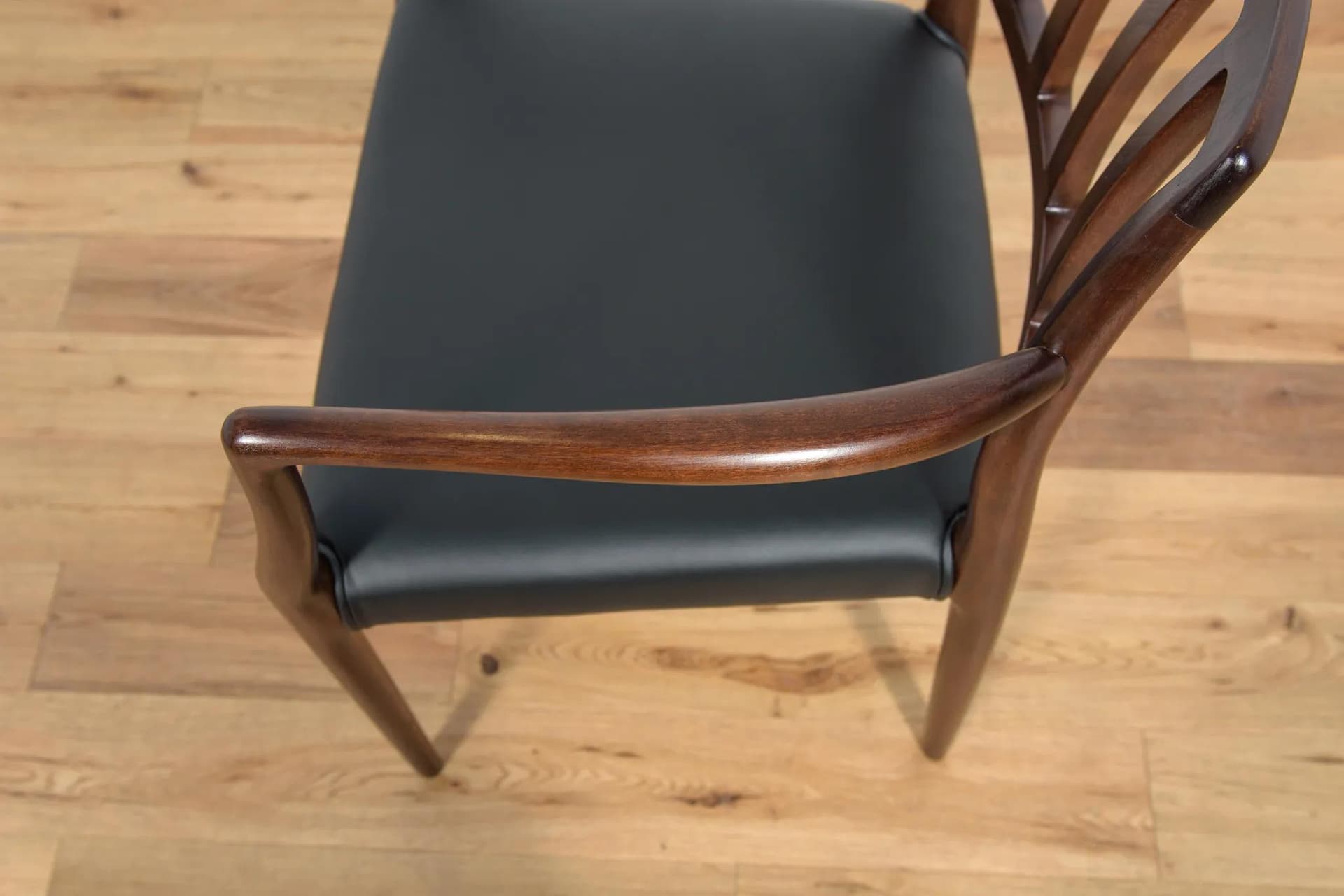 Komplet sześciu krzeseł Model 83, teak brązowy, skóra czarna, proj. N. O. Møller, J.L. Møllers Møbelfabrik, Dania, lata 60. - 74648