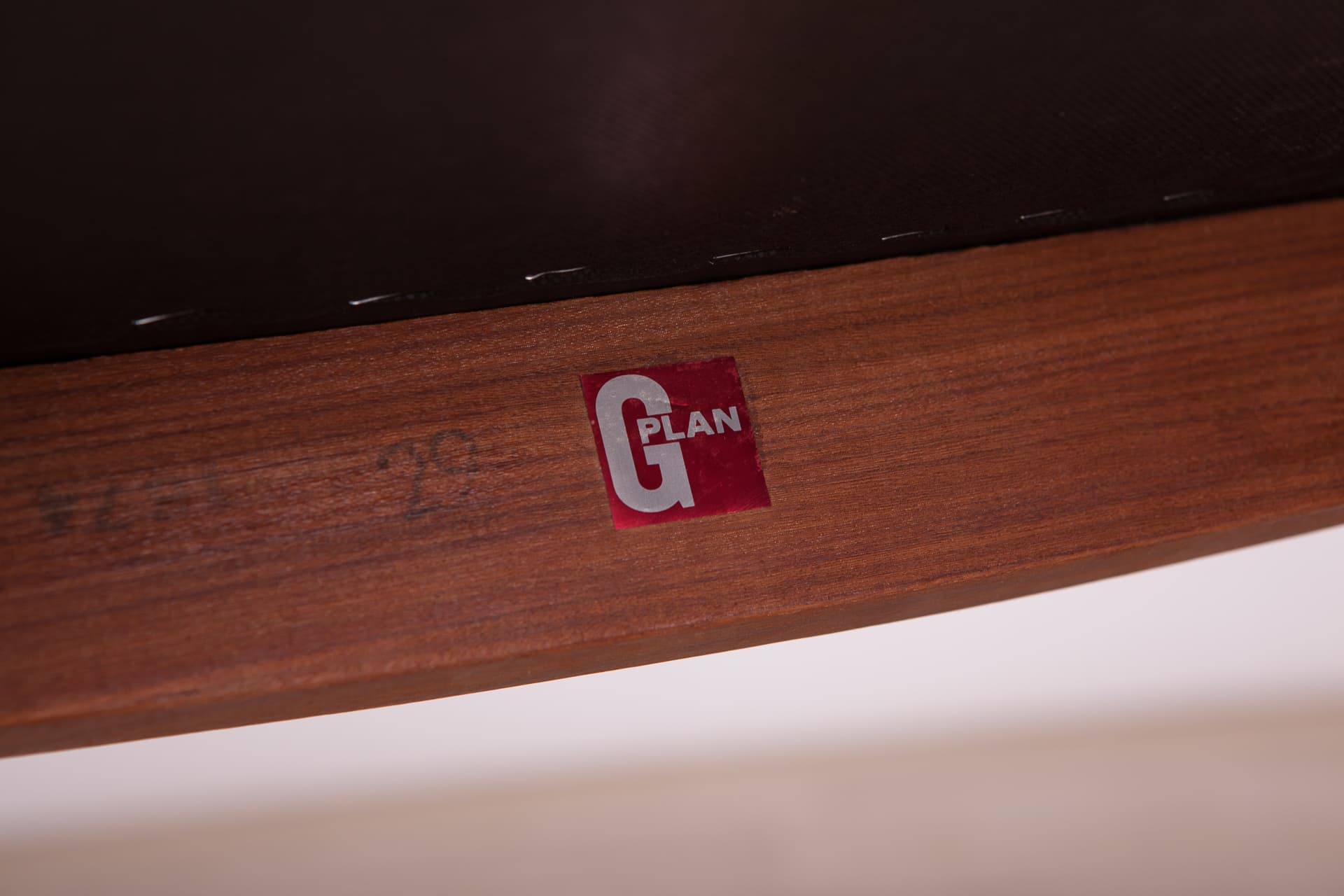 Komplet sześciu krzeseł, teak brązowy, skóra czarna, proj. V. Wilkins, G-Plan, Wielka Brytania, lata 60. - 74556