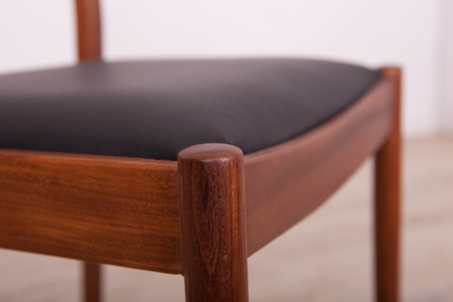 Komplet sześciu krzeseł, teak brązowy, skóra czarna, proj. V. Wilkins, G-Plan, Wielka Brytania, lata 60. - 74558