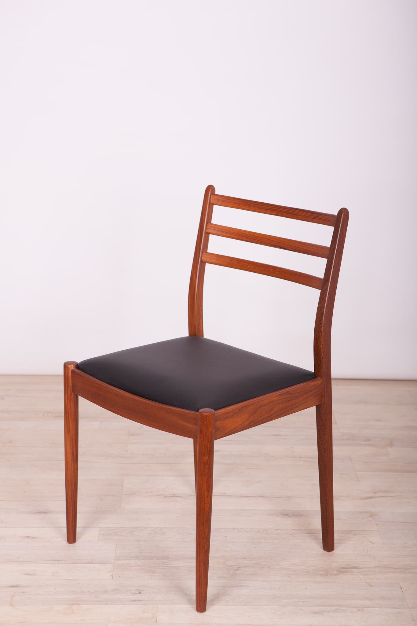 Komplet sześciu krzeseł, teak brązowy, skóra czarna, proj. V. Wilkins, G-Plan, Wielka Brytania, lata 60. - 74557