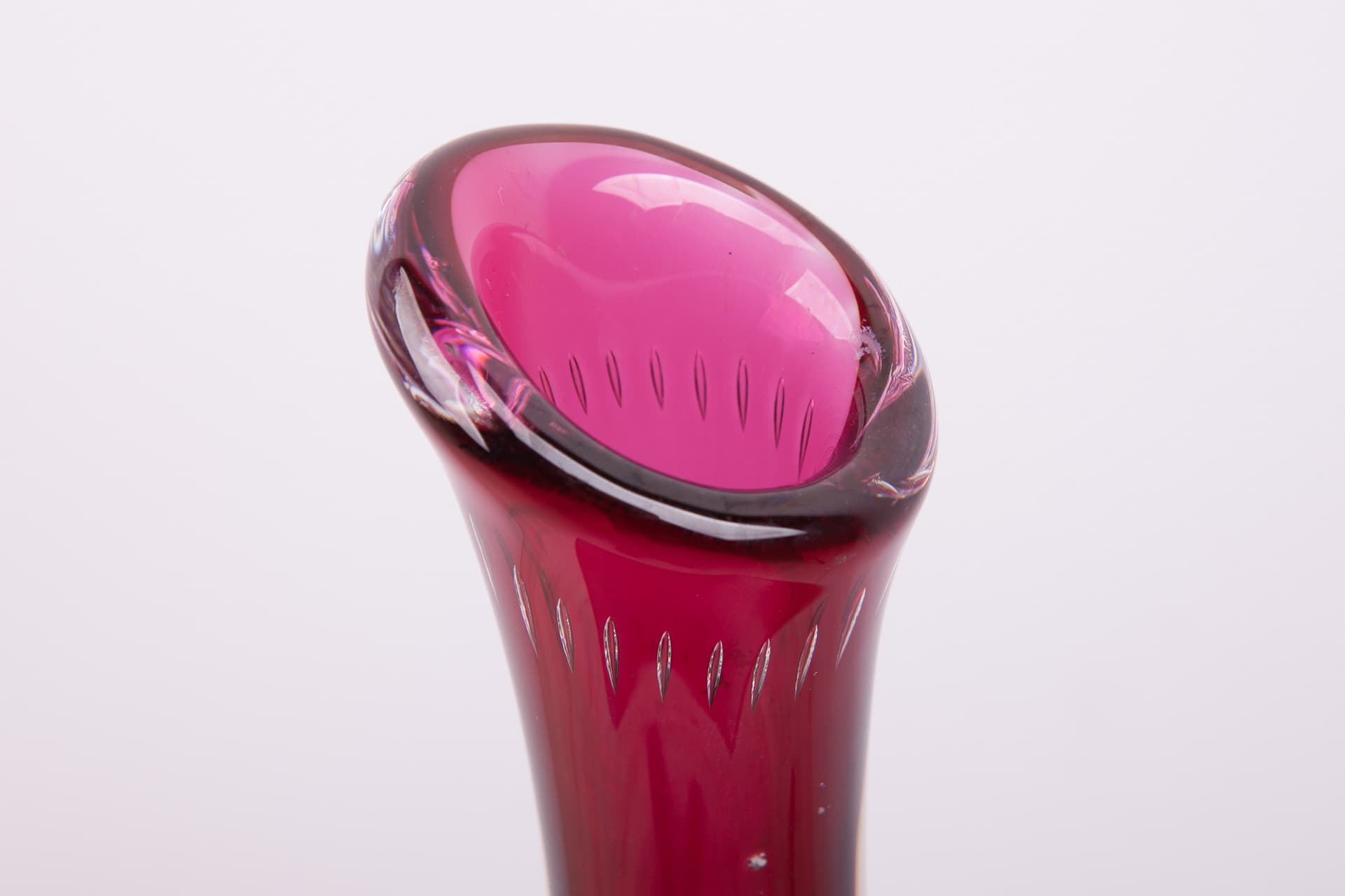 Wazon, szkło czerwony, proj. V. Lindstrand, Kosta, Szwecja, lata 50. - 74510