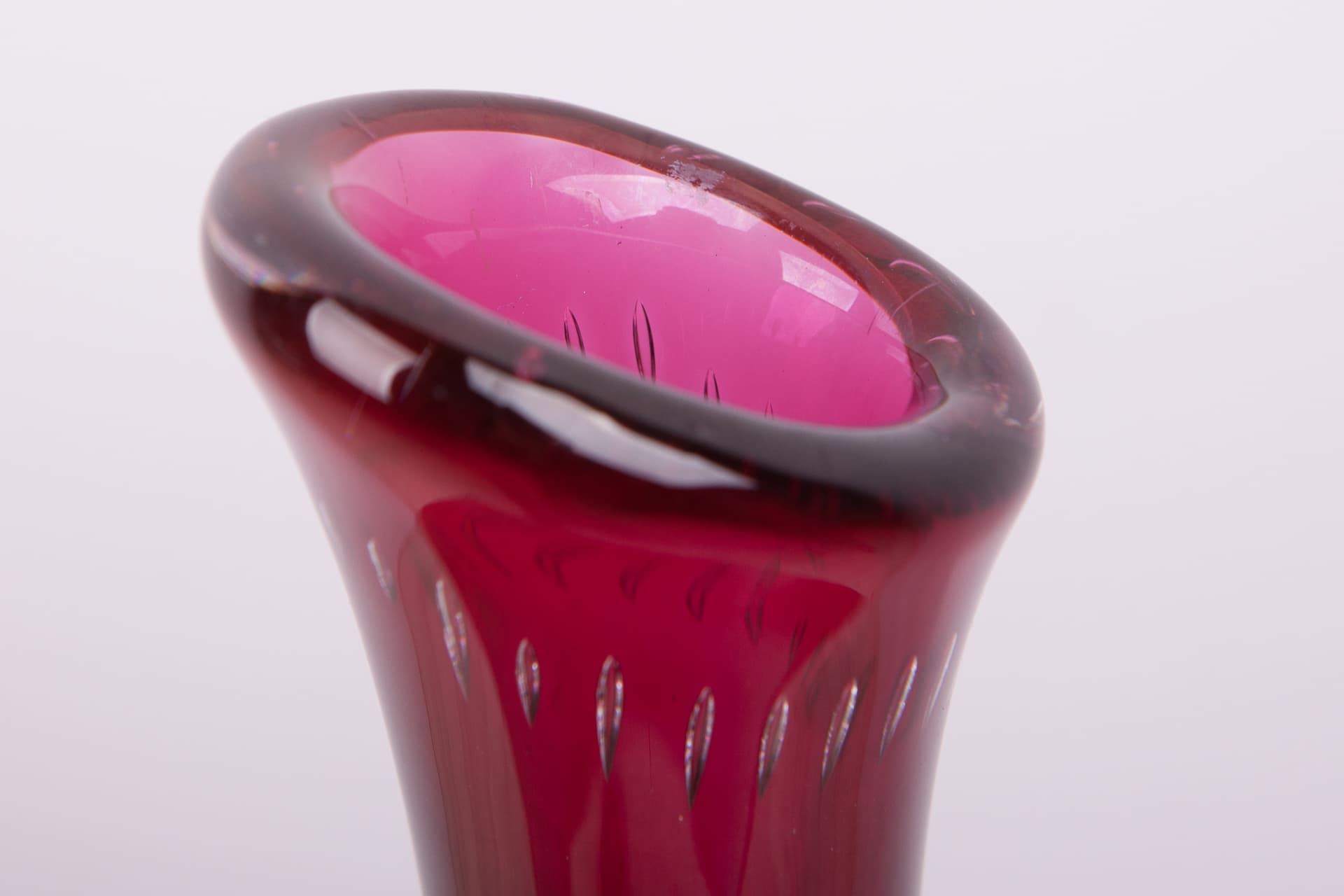 Wazon, szkło czerwony, proj. V. Lindstrand, Kosta, Szwecja, lata 50. - 74512