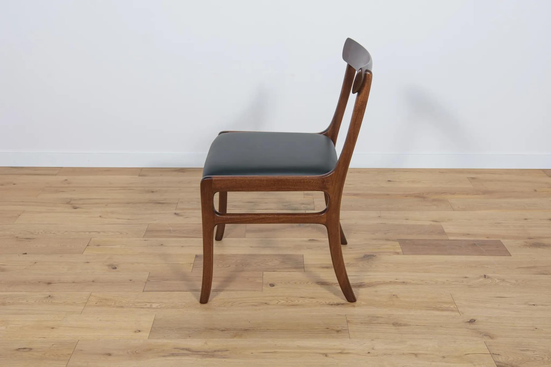 Komplet sześciu krzeseł Rungstedlund, mahoń brązowy, skóra naturalna czarna, proj. O. Wanscher, Poul Jeppesens Møbelfabrik, Dania, lata 60. - 74474