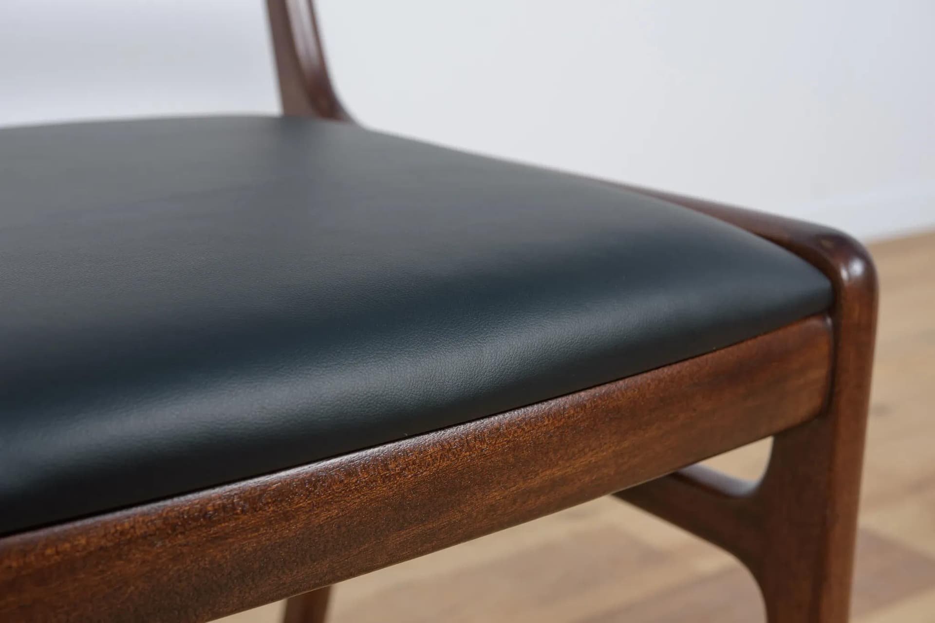 Komplet sześciu krzeseł Rungstedlund, mahoń brązowy, skóra naturalna czarna, proj. O. Wanscher, Poul Jeppesens Møbelfabrik, Dania, lata 60. - 74478