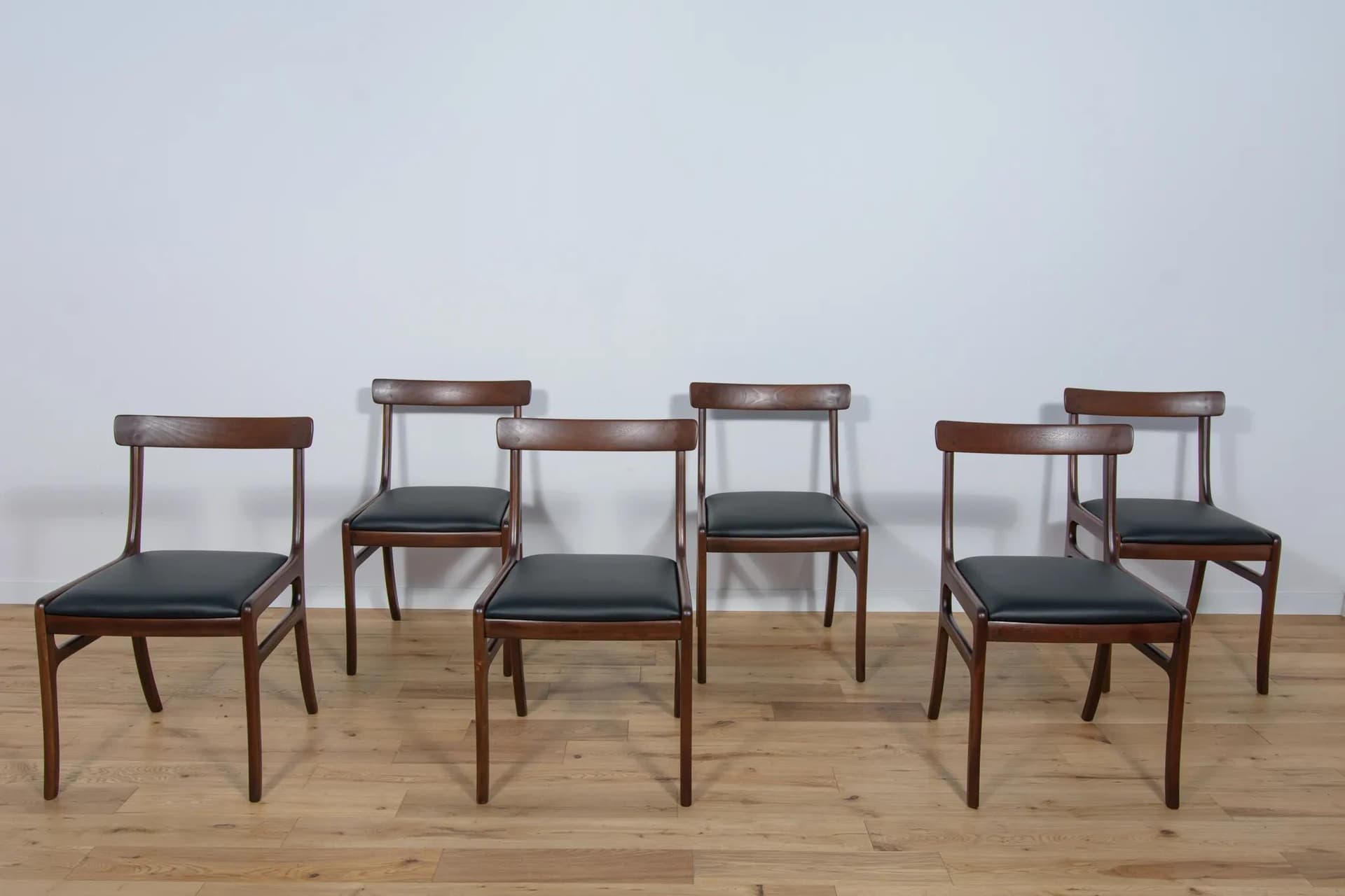 Komplet sześciu krzeseł Rungstedlund, mahoń brązowy, skóra naturalna czarna, proj. O. Wanscher, Poul Jeppesens Møbelfabrik, Dania, lata 60. - 74475