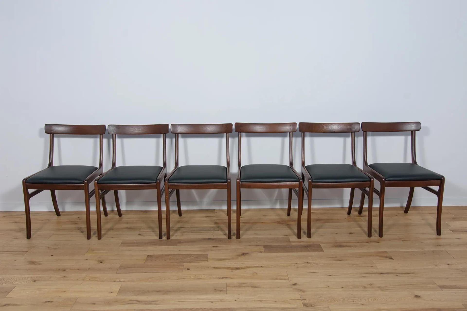 Komplet sześciu krzeseł Rungstedlund, mahoń brązowy, skóra naturalna czarna, proj. O. Wanscher, Poul Jeppesens Møbelfabrik, Dania, lata 60. - 74470
