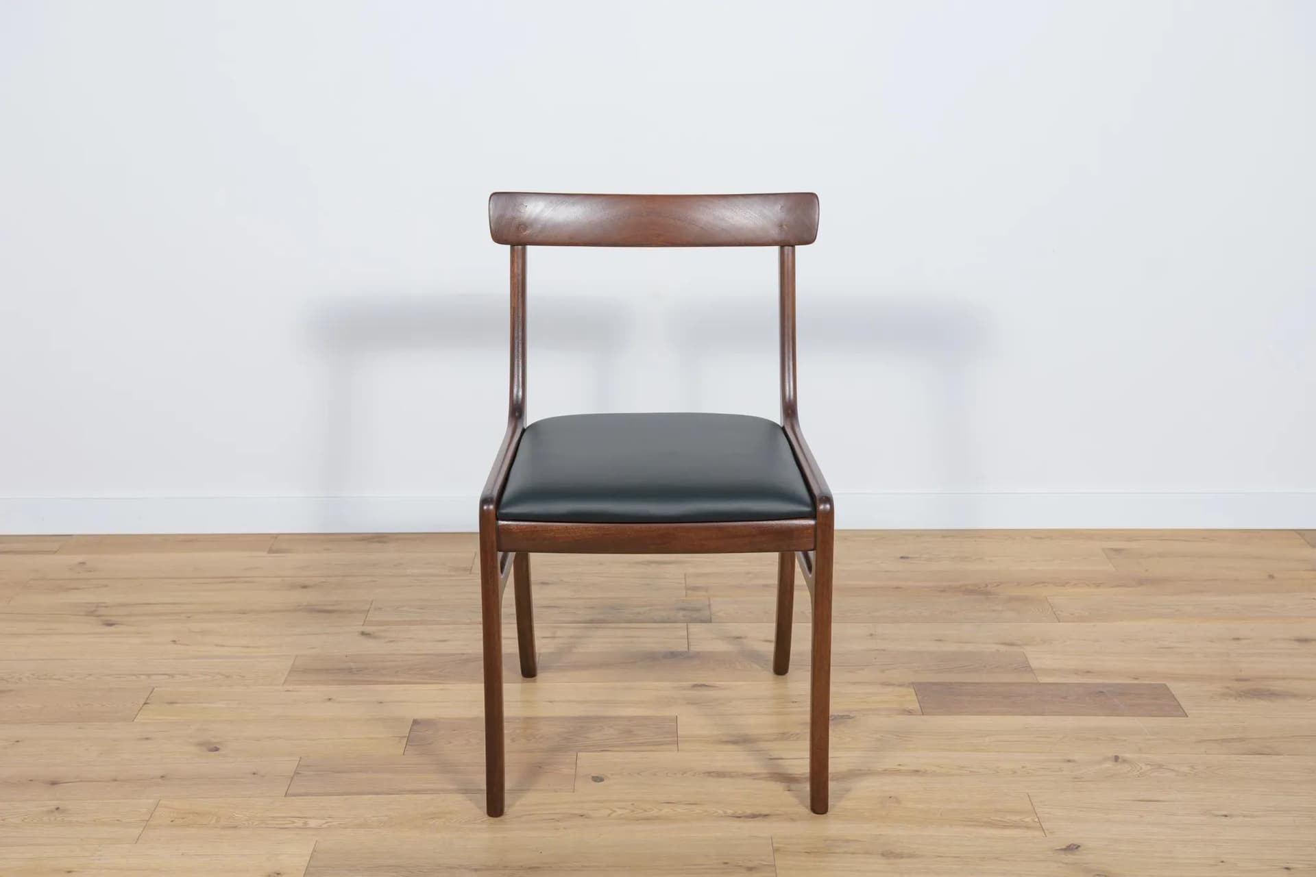 Komplet sześciu krzeseł Rungstedlund, mahoń brązowy, skóra naturalna czarna, proj. O. Wanscher, Poul Jeppesens Møbelfabrik, Dania, lata 60. - 74477
