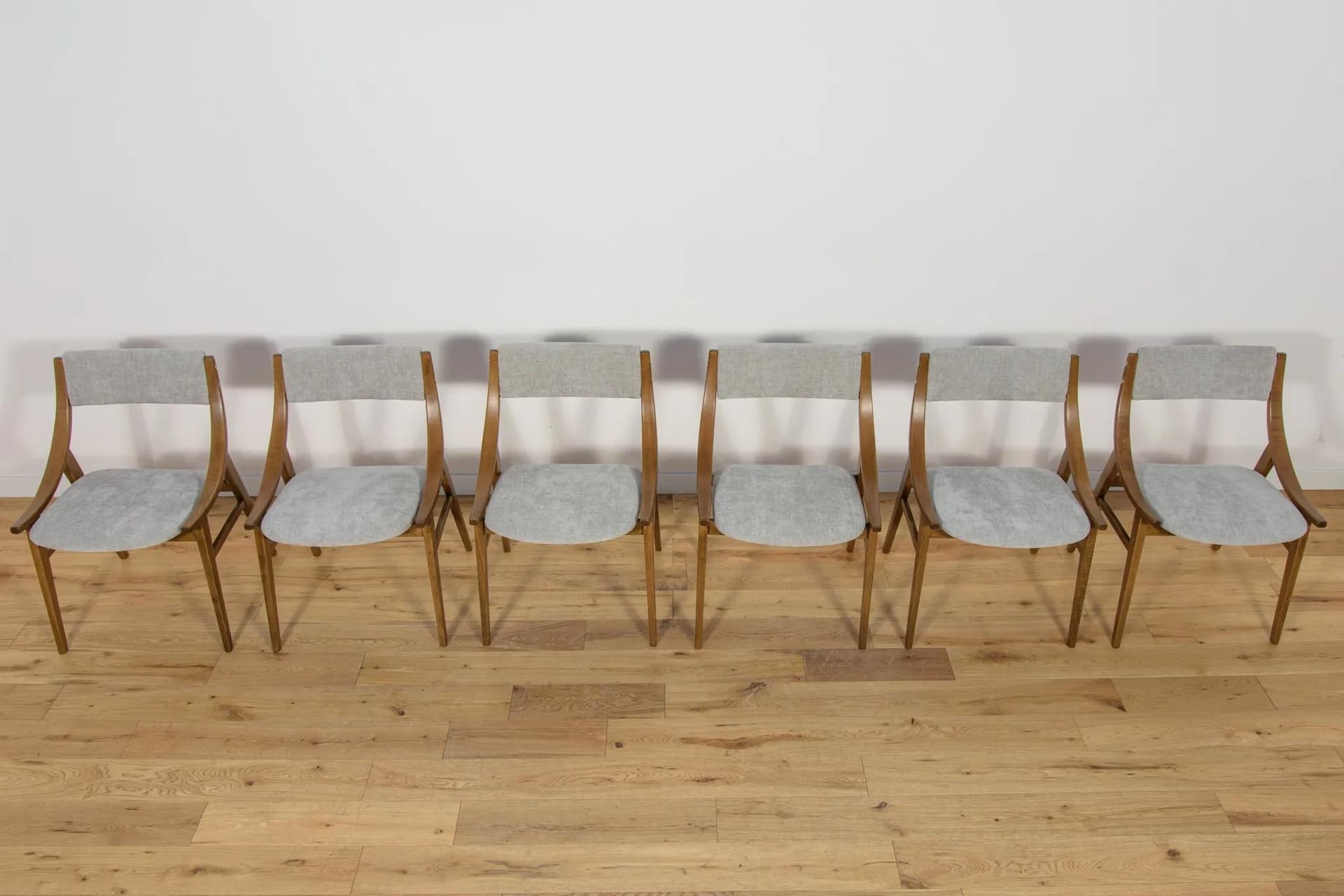 Komplet sześciu krzeseł Skoczek, orzech, tkanina szara, proj. J. Kędziorek, dla Zamojskich Fabryk Mebli, Polska, lata 70. - 74460