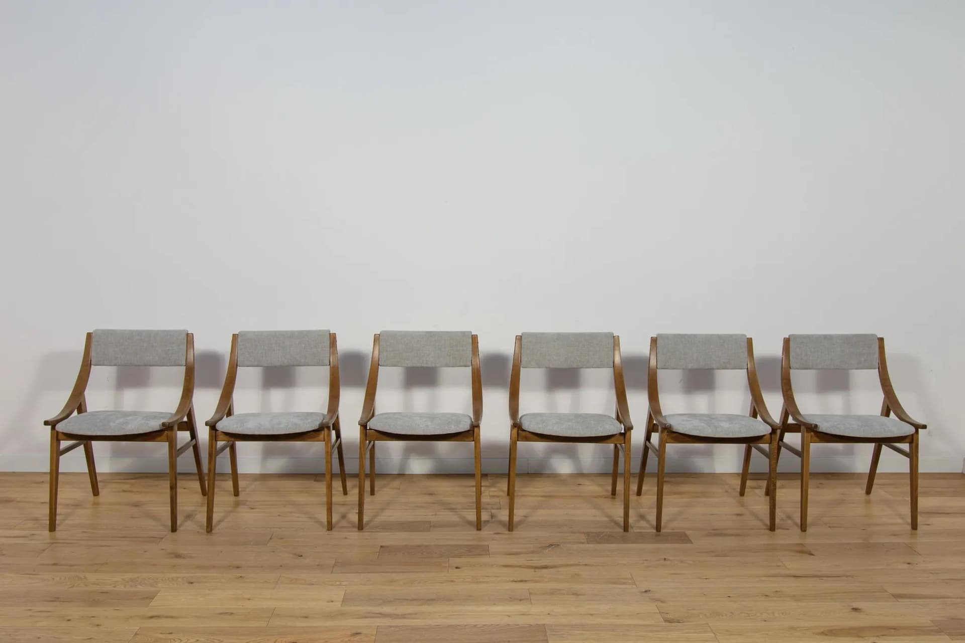 Komplet sześciu krzeseł Skoczek, orzech, tkanina szara, proj. J. Kędziorek, dla Zamojskich Fabryk Mebli, Polska, lata 70. - 74463