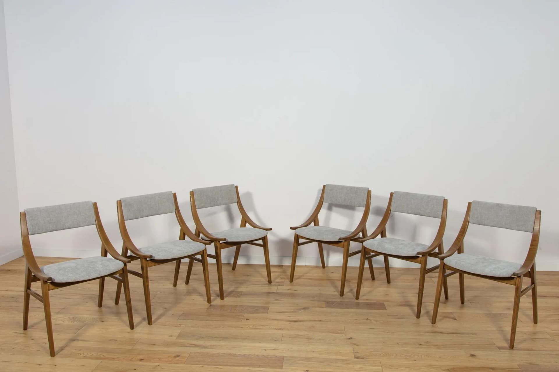 Komplet sześciu krzeseł Skoczek, orzech, tkanina szara, proj. J. Kędziorek, dla Zamojskich Fabryk Mebli, Polska, lata 70. - 74468
