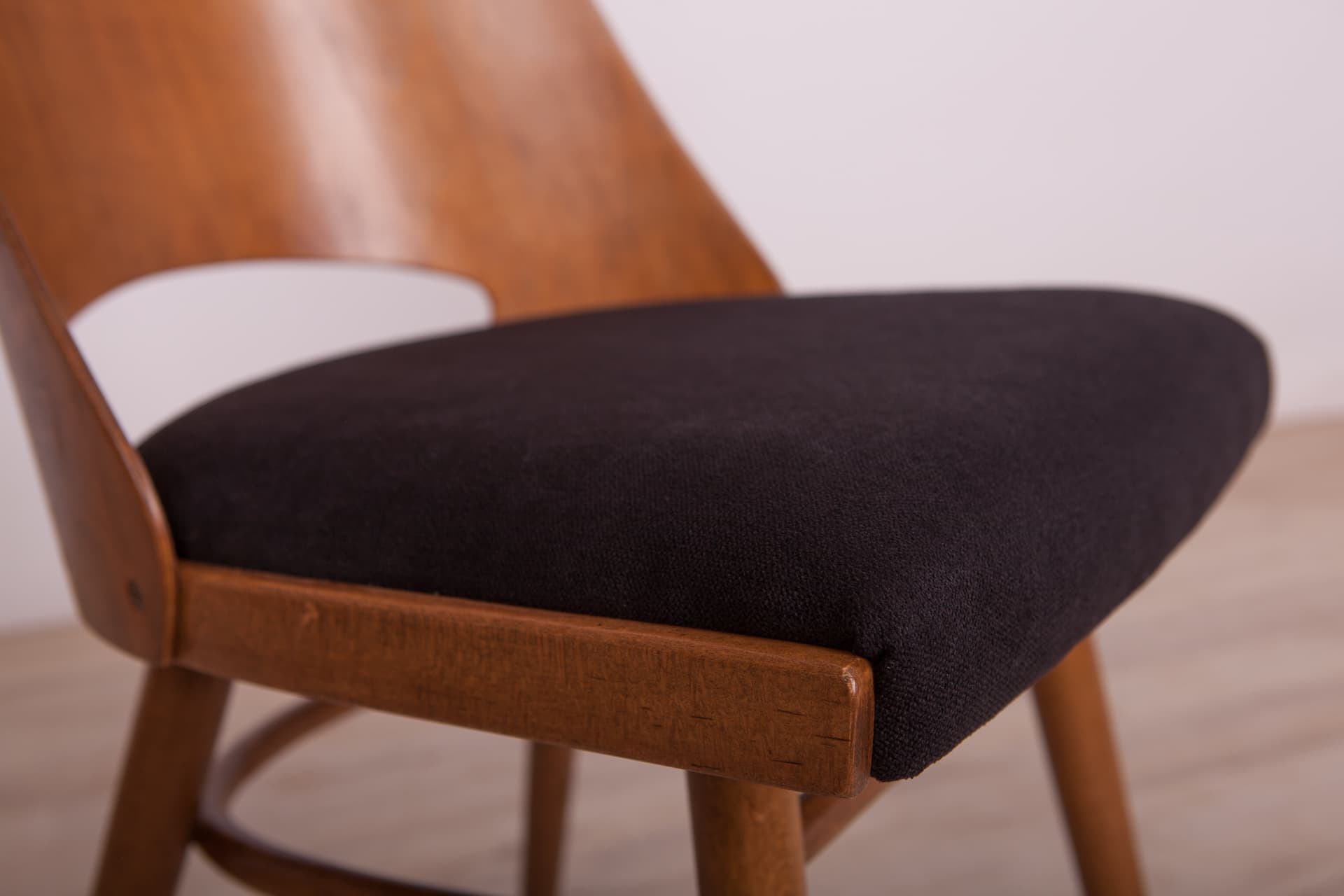 Komplet czterech krzeseł, drewno brązowe, tkanina czarna, Tatra Nabytok, Czechosłowacja, lata 60. - 74446