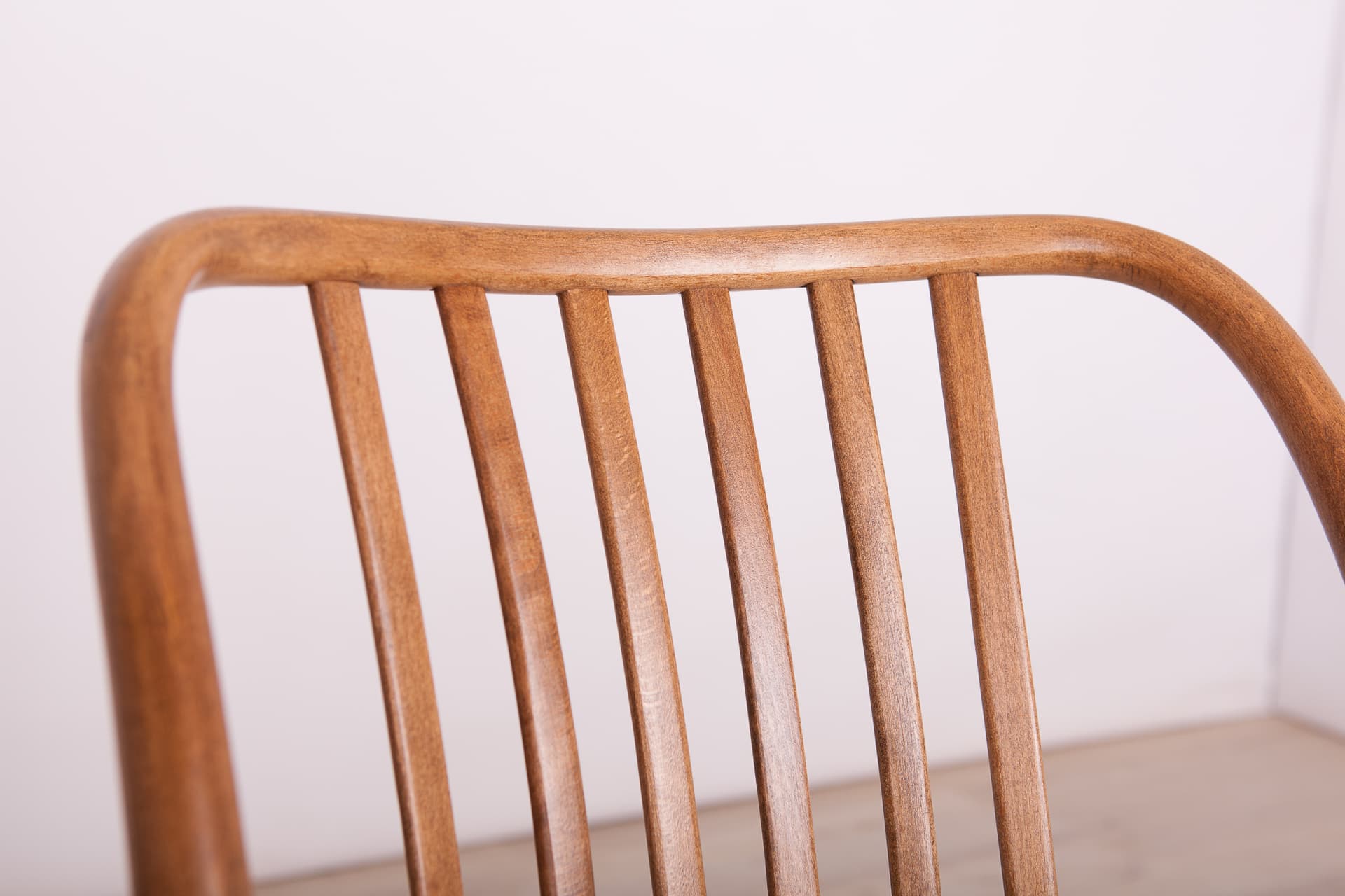 Komplet czterech krzeseł, orzech, tkanina butelkowa zieleń, proj. A. Suman, TON, Czechosłowacja, lata 60. - 74403