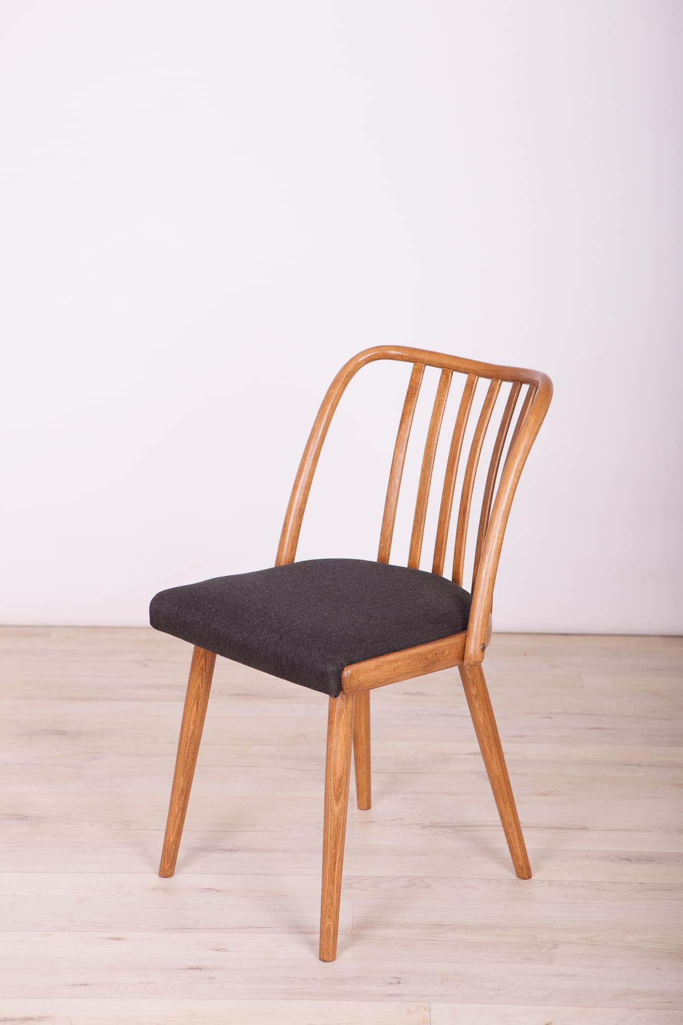 Komplet czterech krzeseł, orzech, tkanina czarna, proj. A. Suman, TON, Czechosłowacja, lata 60. - 75222