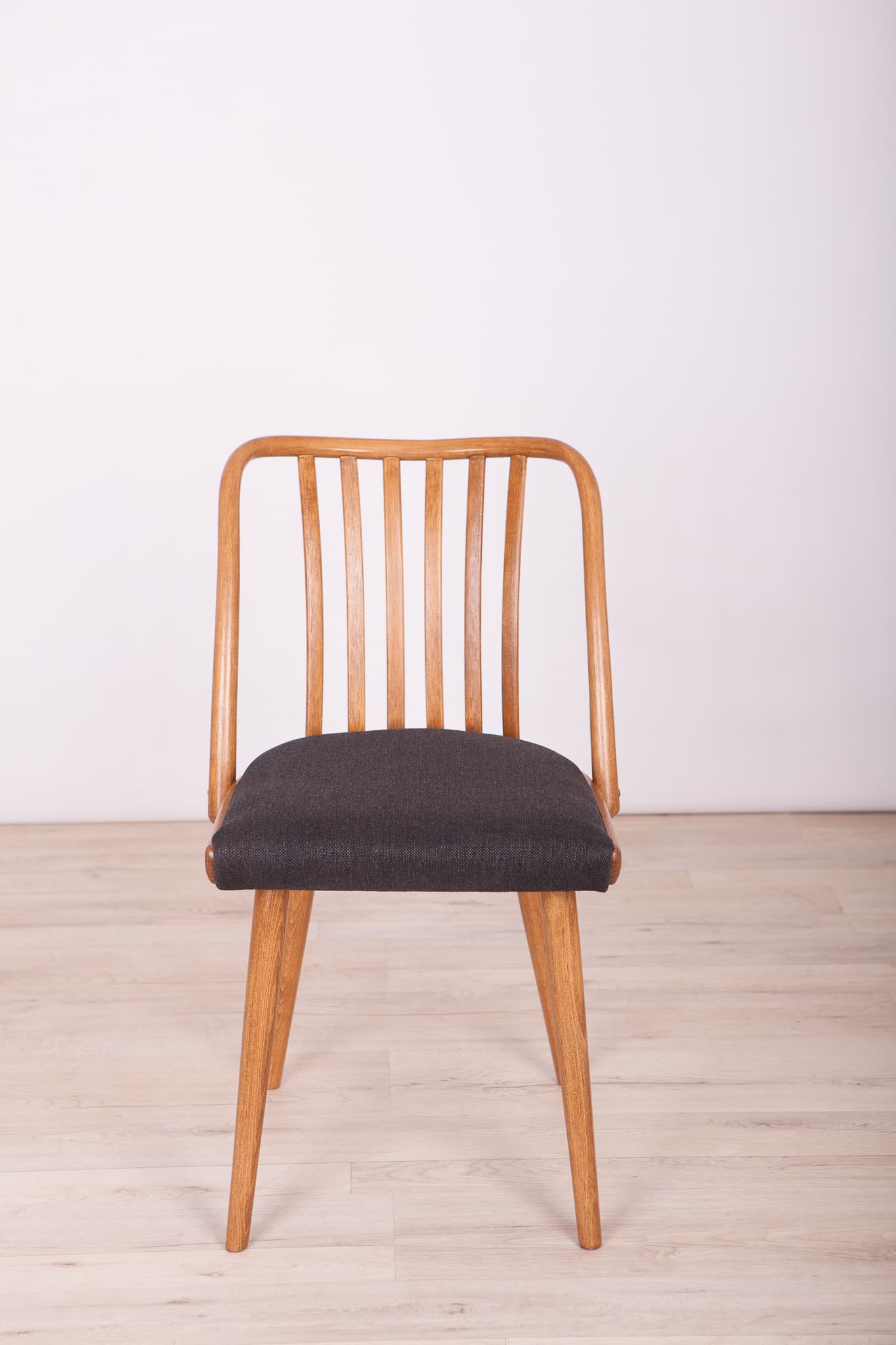 Komplet czterech krzeseł, orzech, tkanina czarna, proj. A. Suman, TON, Czechosłowacja, lata 60. - 75223