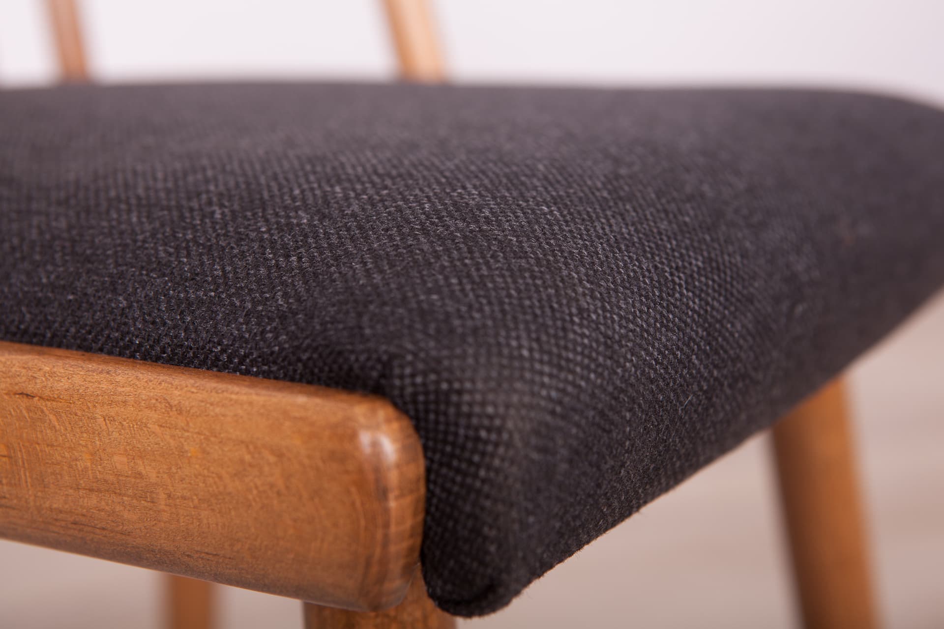 Komplet czterech krzeseł, orzech, tkanina czarna, proj. A. Suman, TON, Czechosłowacja, lata 60. - 75225