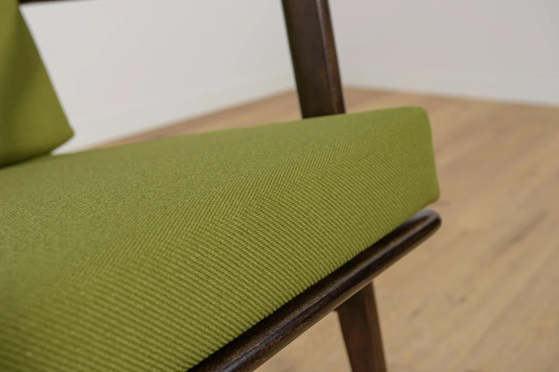 Para foteli 300-139, buk ciemnobrązowy, tkanina oliwkowa, Swarzędzka Fabryka Mebli, Polska, lata 60. - 75190