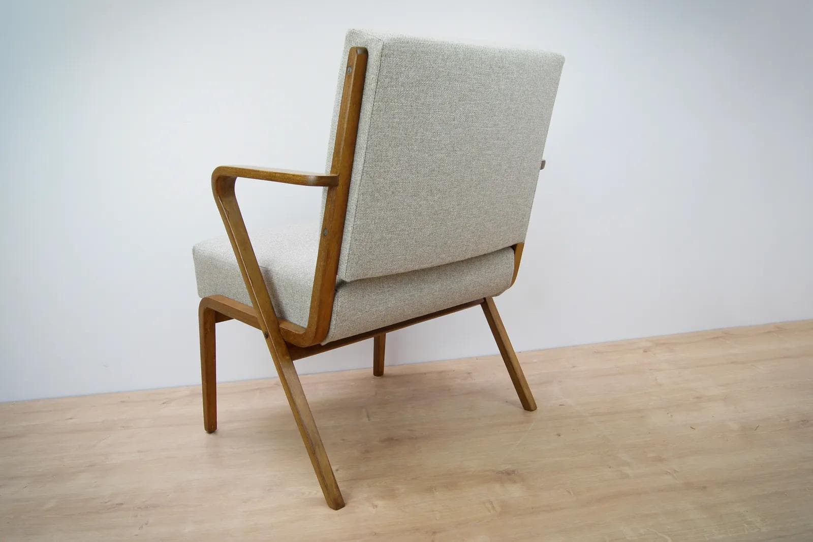 Fotel 53693, drewno brązowy, tkanina szara, proj. S. Selmanagic, Deutsche Werkstätten Hellerau, Niemcy, lata 50. - 75169