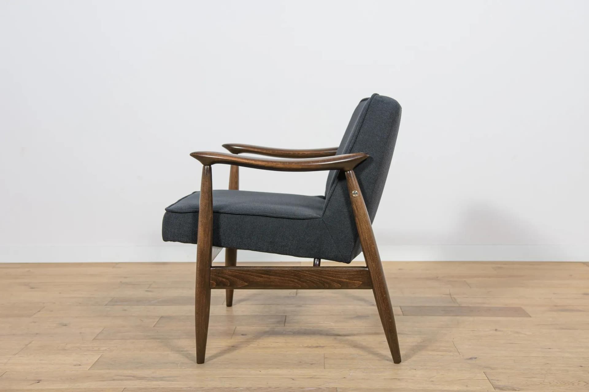 Fotel GFM-87, orzech brązowy, tkanina czarna, proj. J. Kędziorek, Polska, lata 70. - 75442