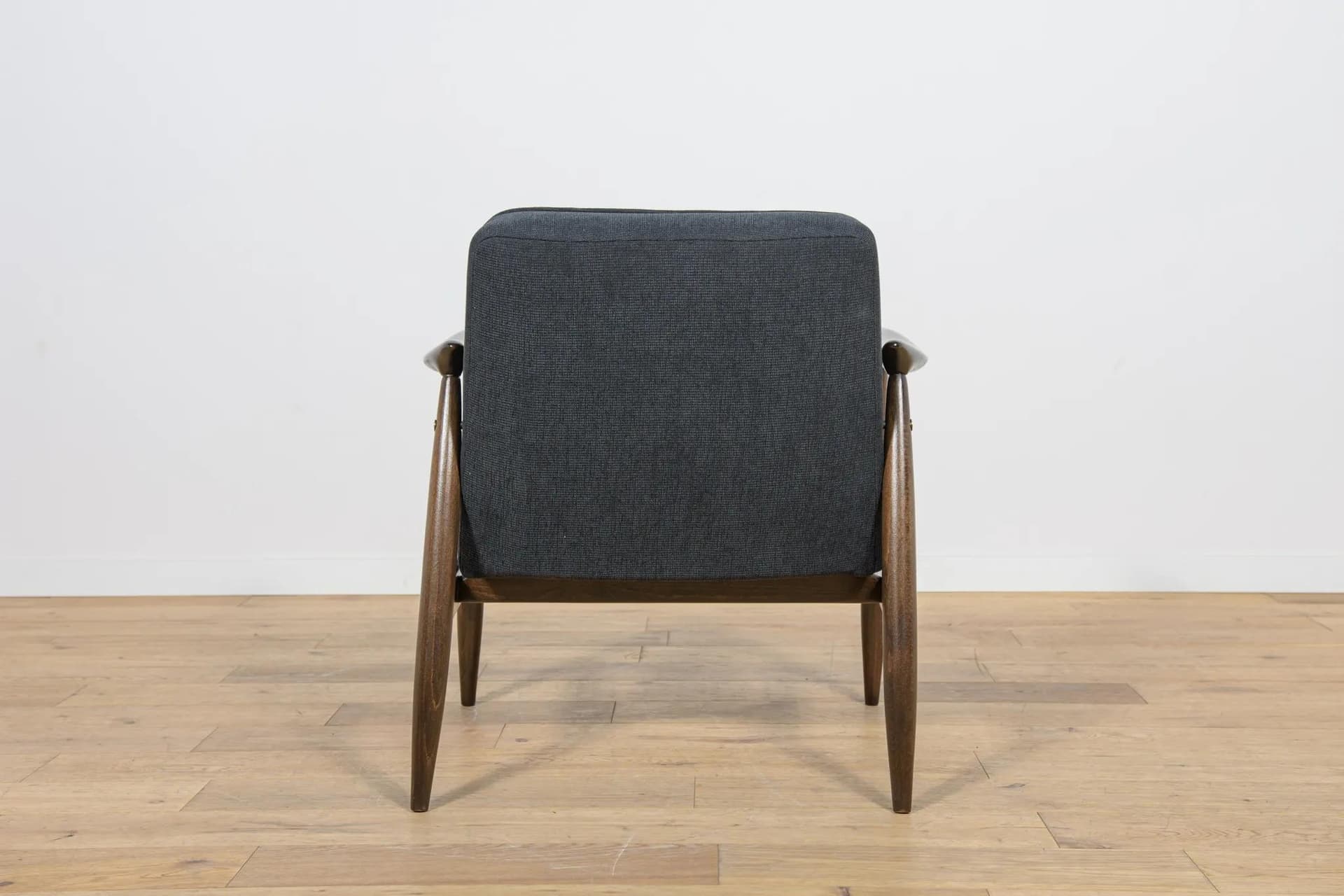 Fotel GFM-87, orzech brązowy, tkanina czarna, proj. J. Kędziorek, Polska, lata 70. - 75447