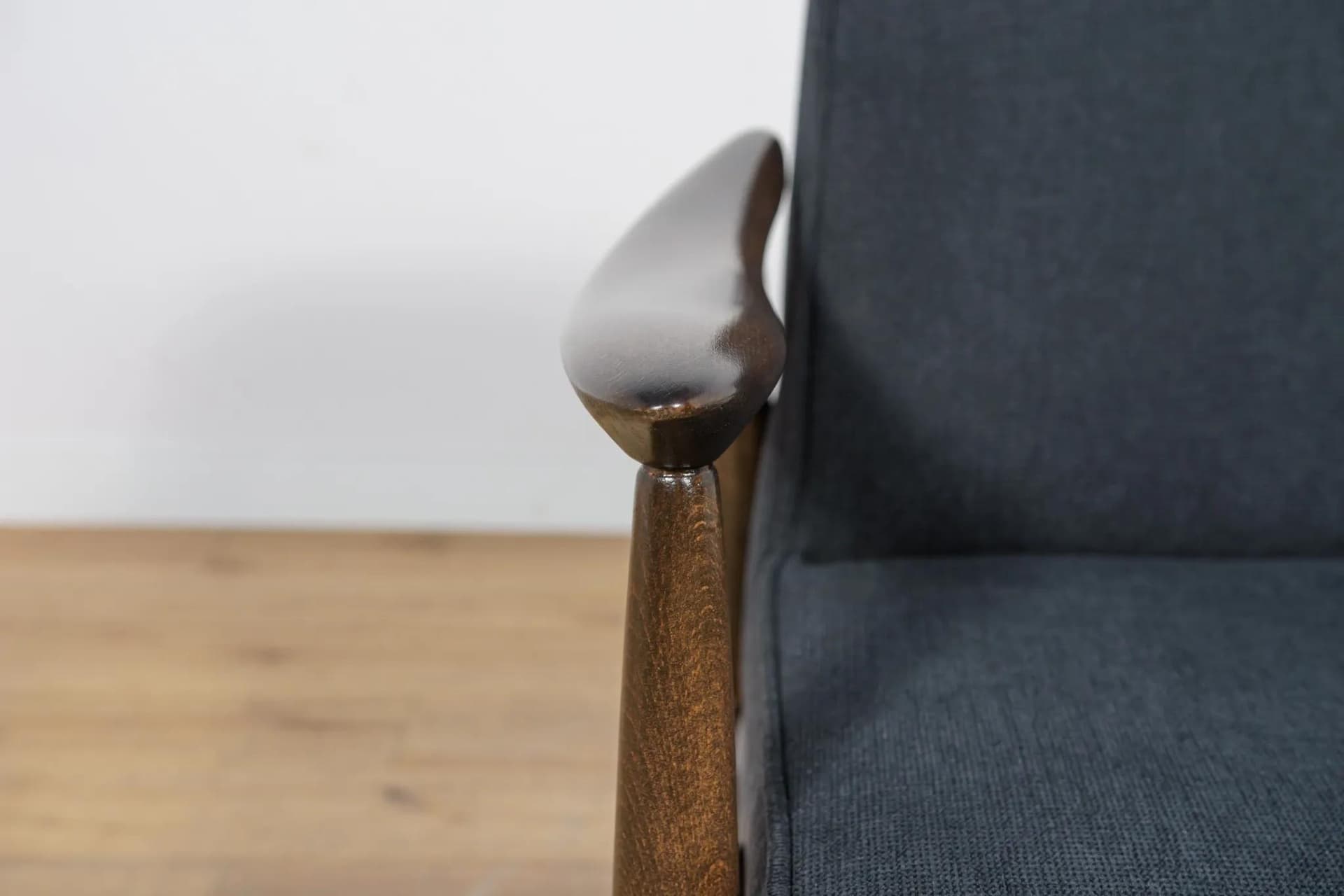 Fotel GFM-87, orzech brązowy, tkanina czarna, proj. J. Kędziorek, Polska, lata 70. - 75445