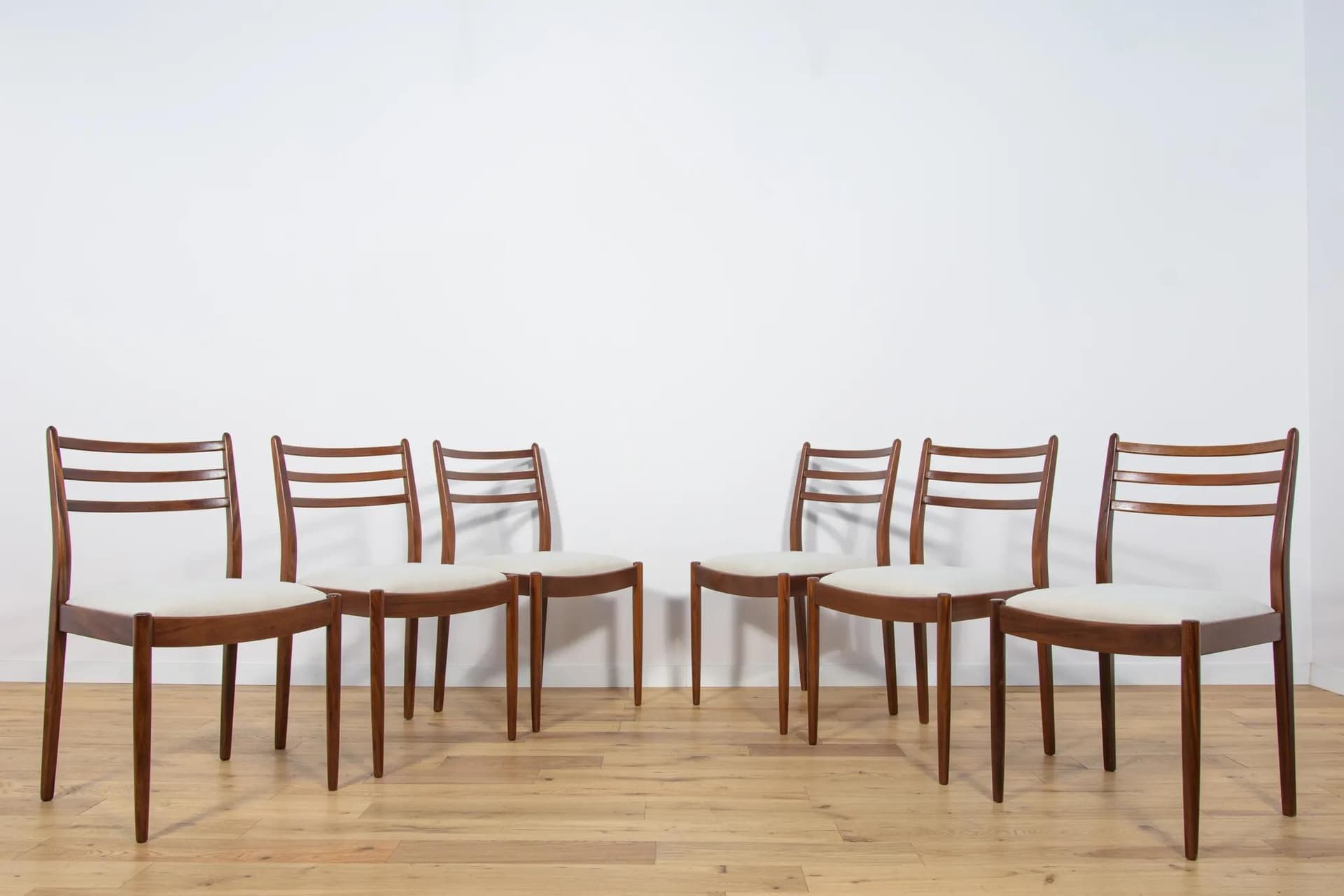 Komplet sześciu krzeseł, teak brązowy, tkanina biała, proj. V. Wilkins, G-Plan, Wielka Brytania, lata 60. - 75350