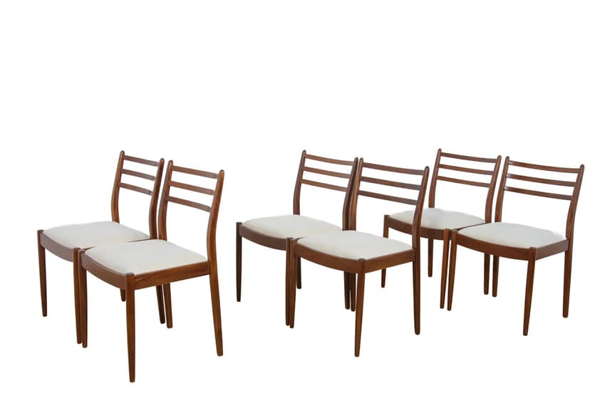 Komplet sześciu krzeseł, teak brązowy, tkanina biała, proj. V. Wilkins, G-Plan, Wielka Brytania, lata 60.