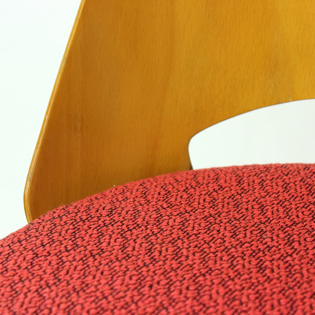 Zestaw czterech krzeseł jadalnianych, tapicerka czerwona, buk, proj. O. Haerdtl, TON, Czechosłowacja, lata 60. - 75753