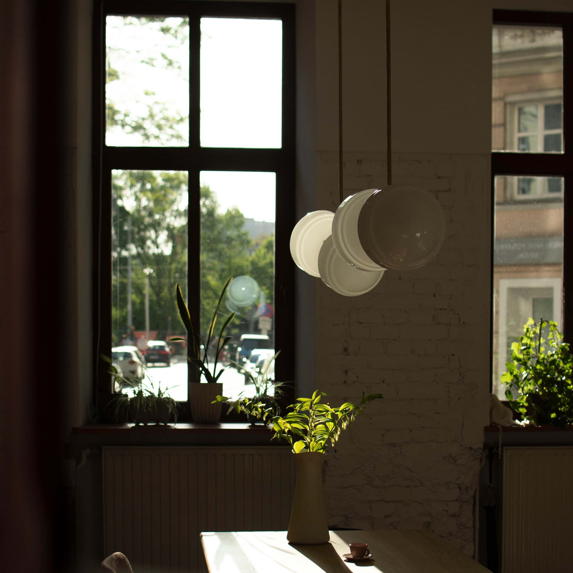 Lampa wisząca podwójna Saturn szło opalowe, mosiądz, Embassy Interiors - 75954