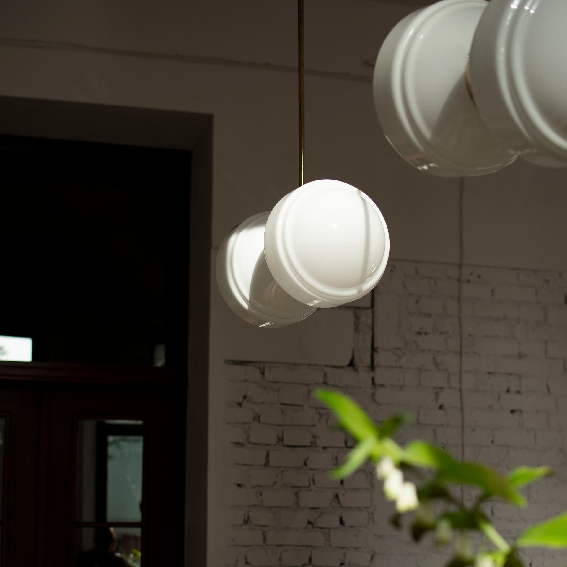 Lampa wisząca podwójna Saturn szło opalowe, mosiądz, Embassy Interiors - 75959