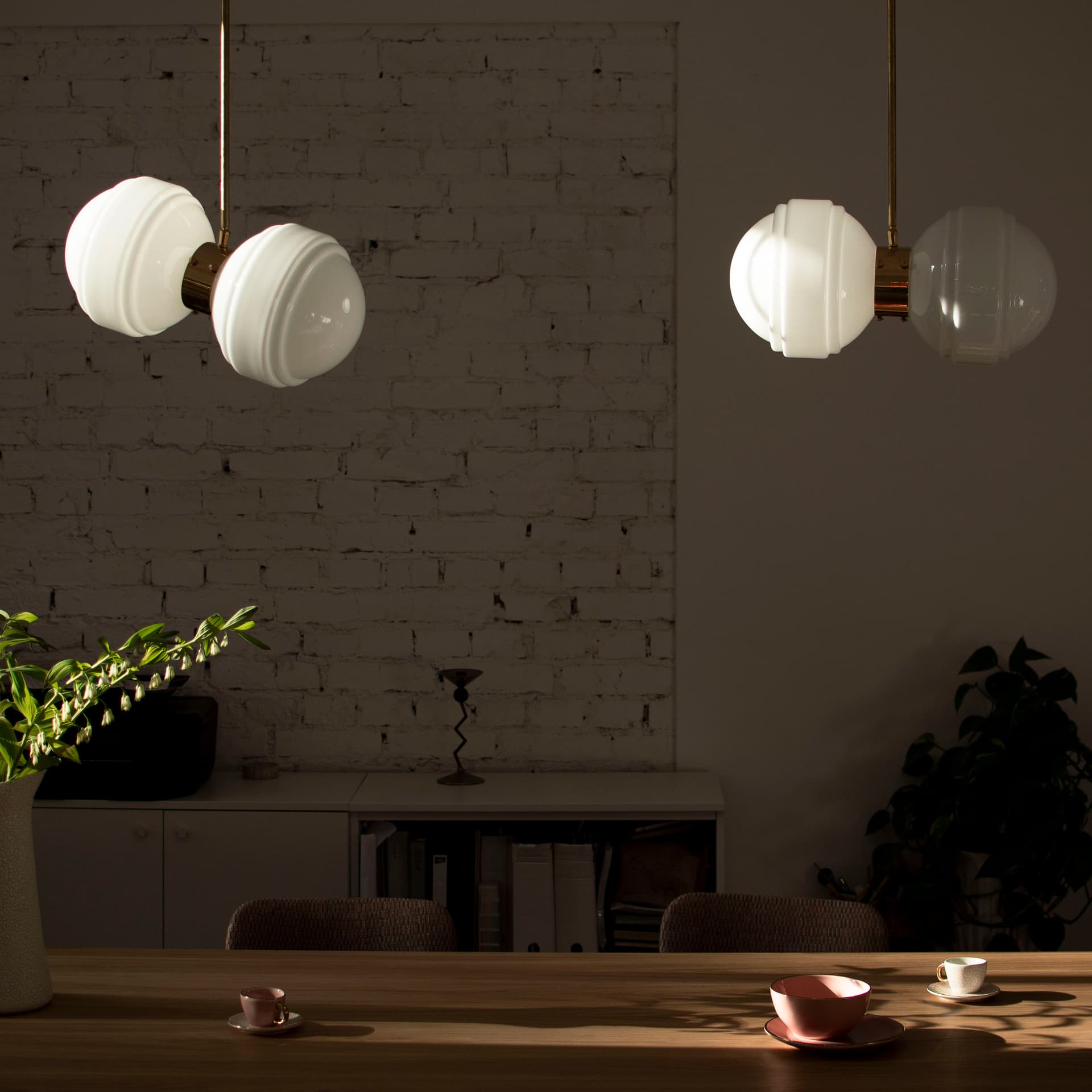 Lampa wisząca podwójna Saturn szło opalowe, mosiądz, Embassy Interiors - 75955